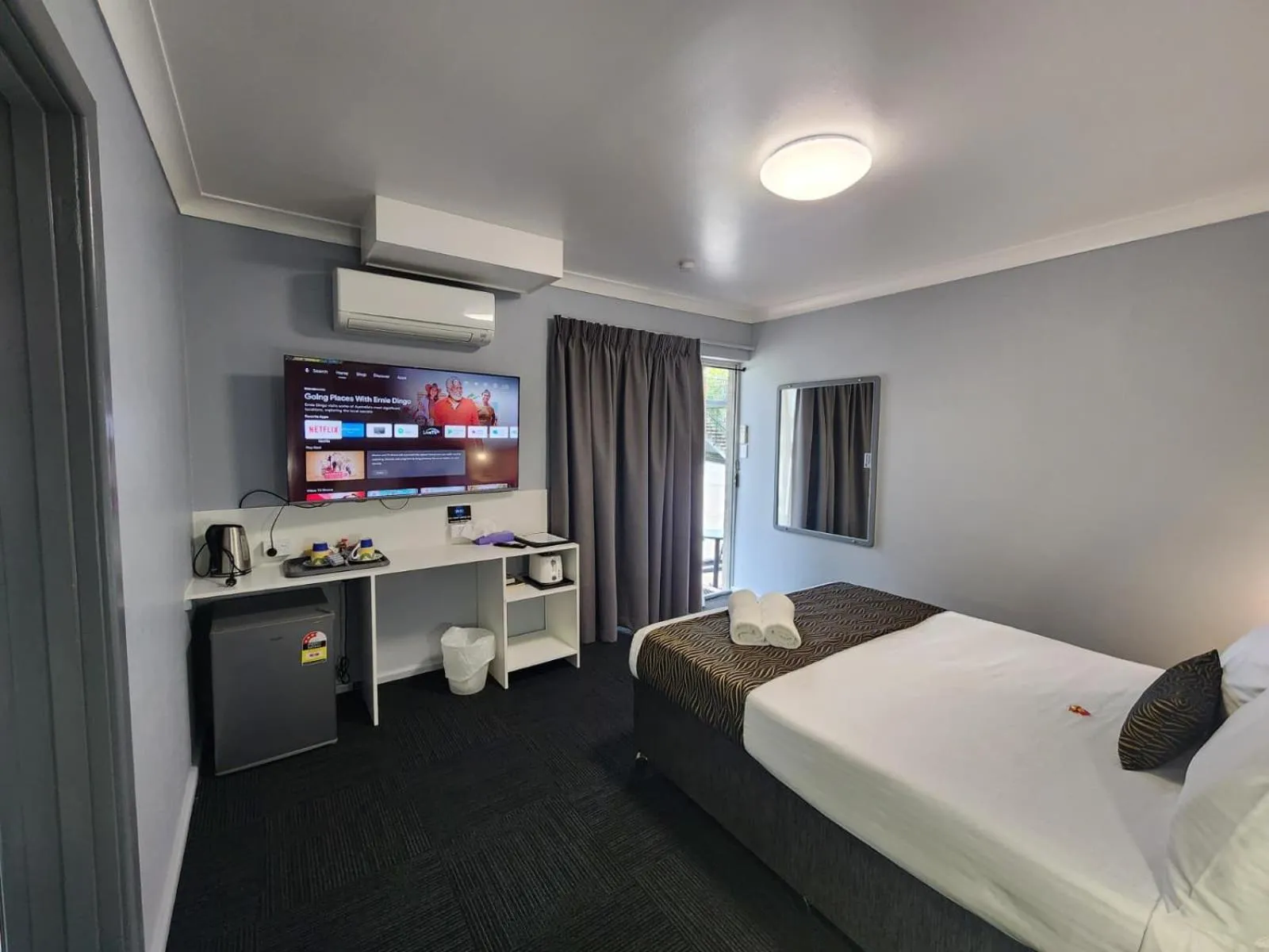 Bed in Crest Motor Inn