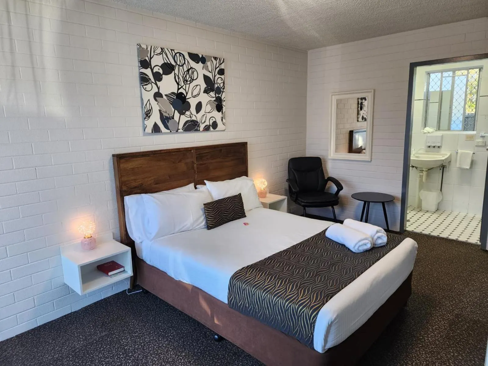 Bed in Crest Motor Inn