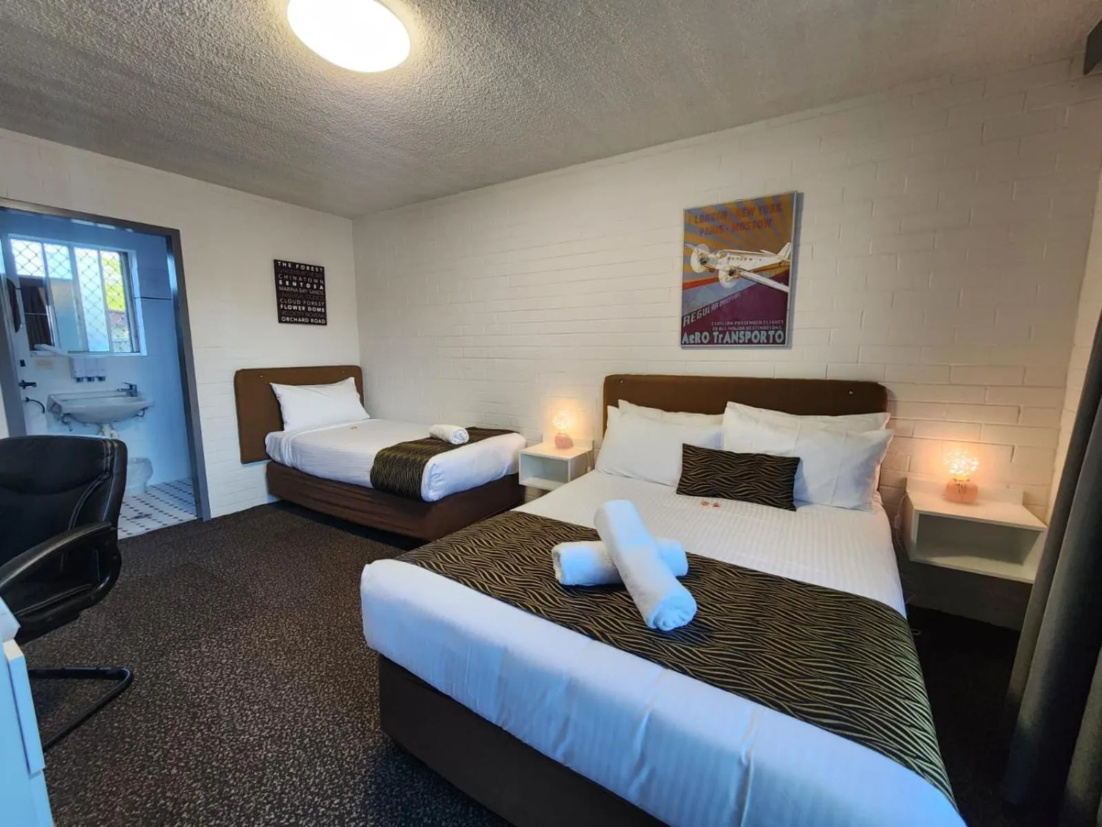 Bed in Crest Motor Inn