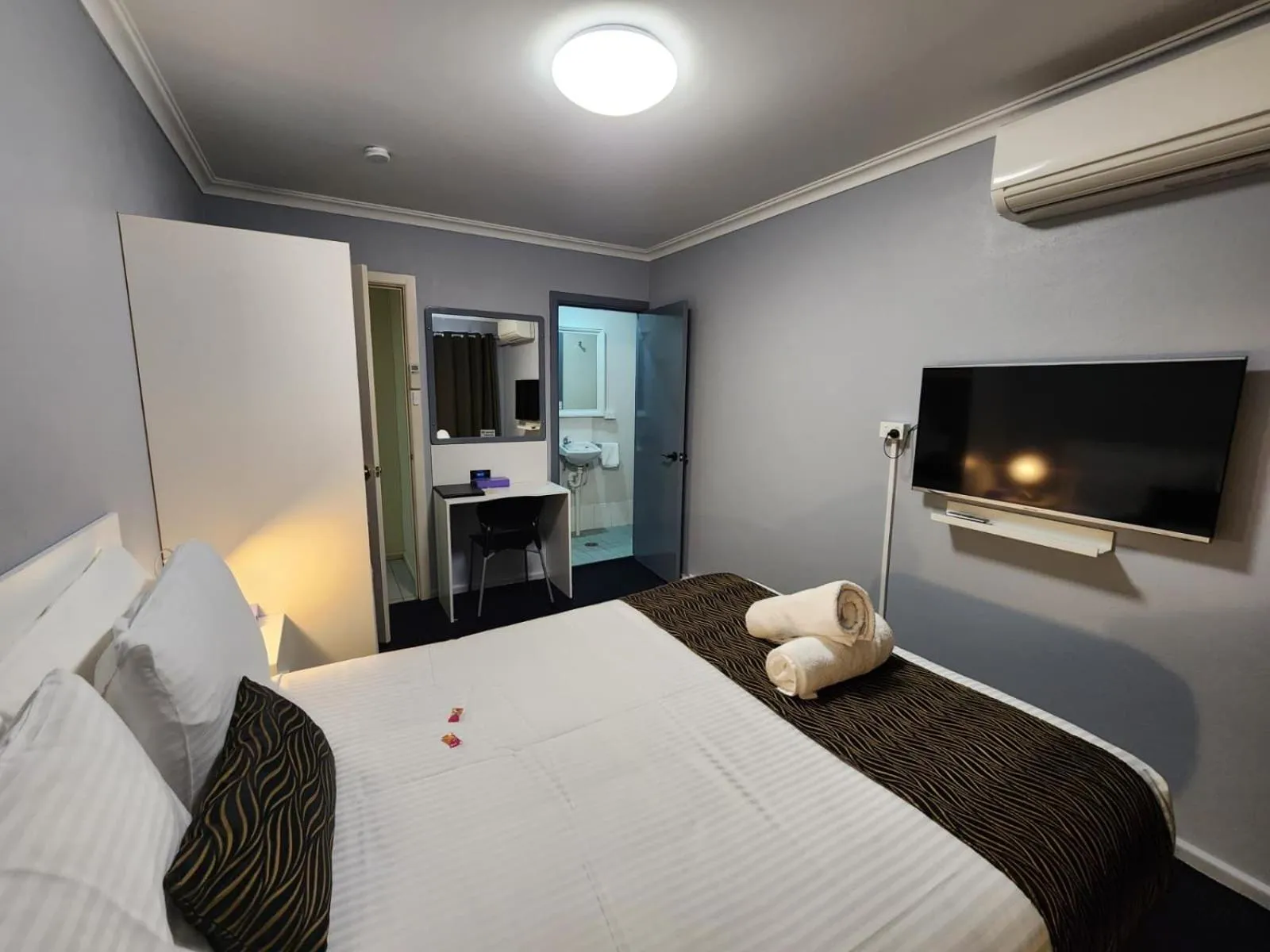 Bed in Crest Motor Inn