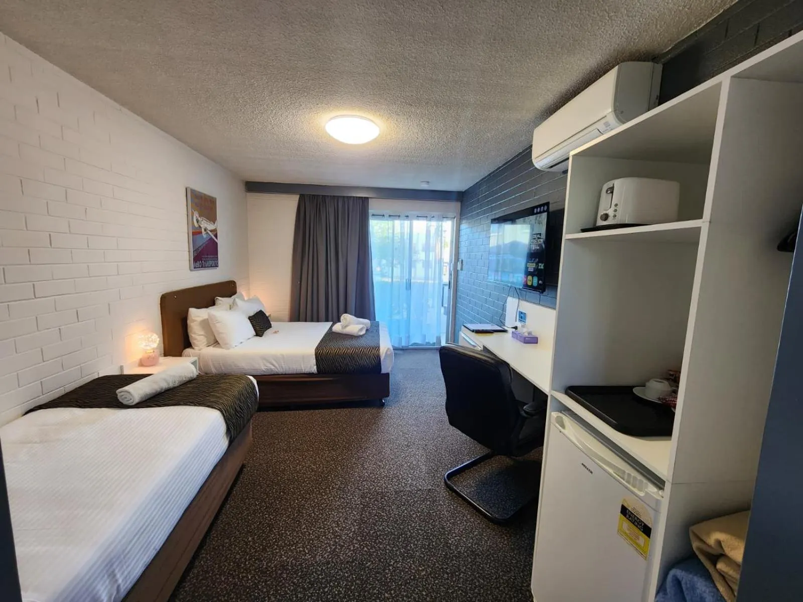 Bed in Crest Motor Inn