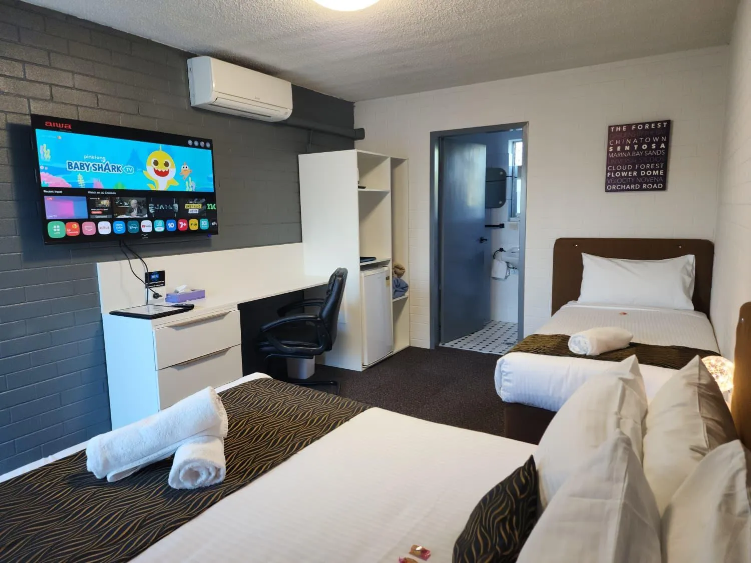 Bed in Crest Motor Inn