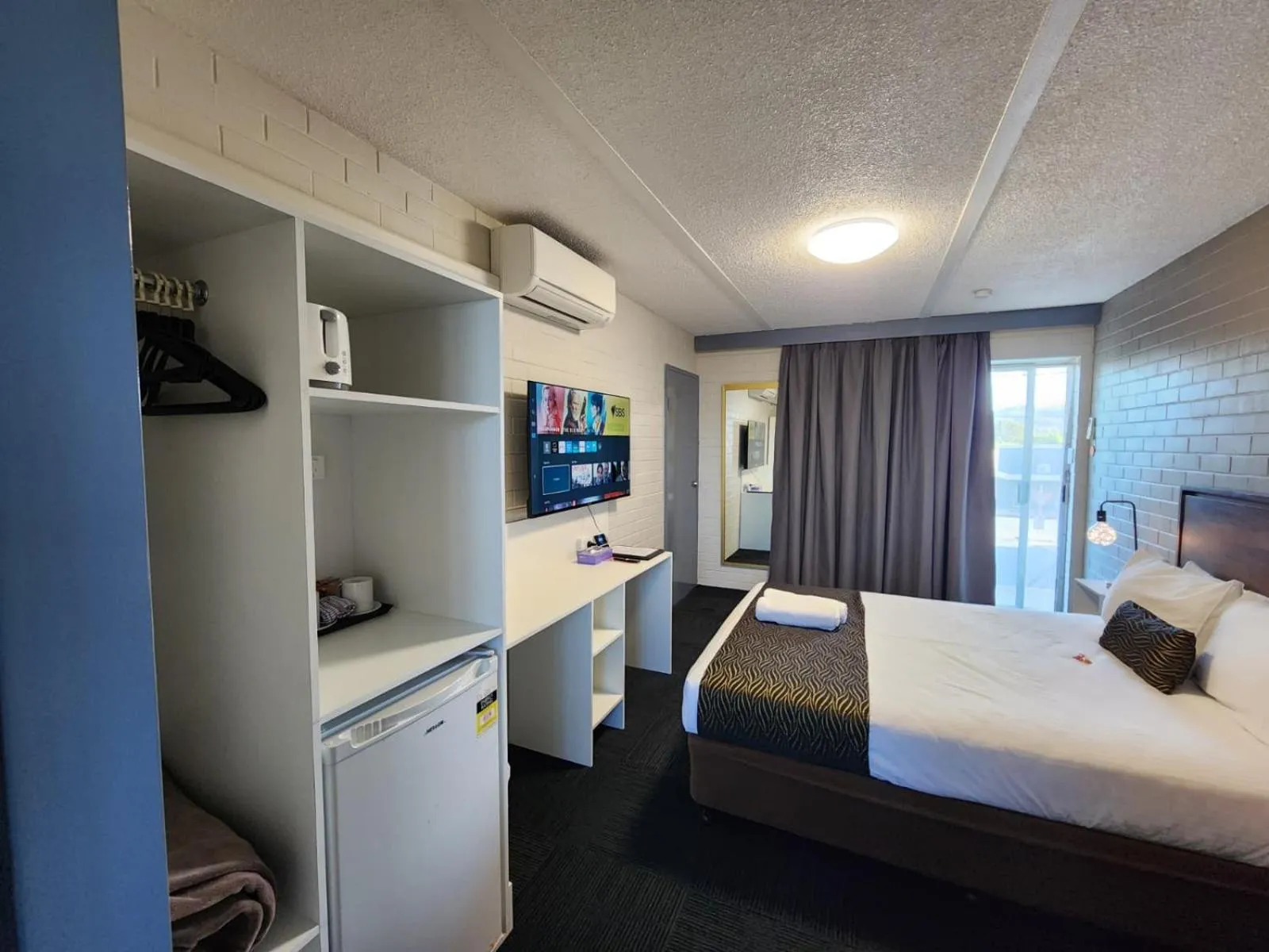 Bed in Crest Motor Inn