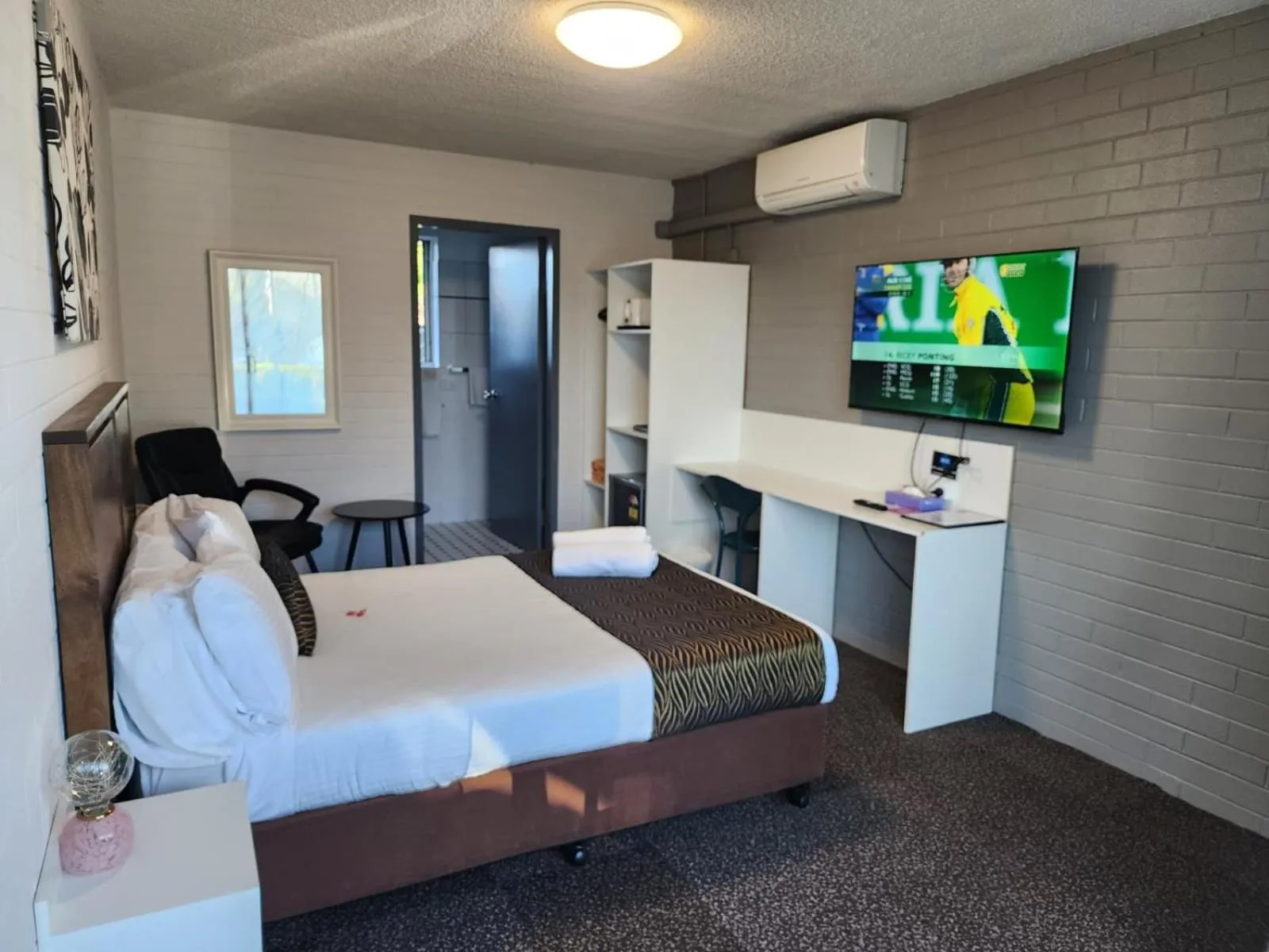 Bed in Crest Motor Inn