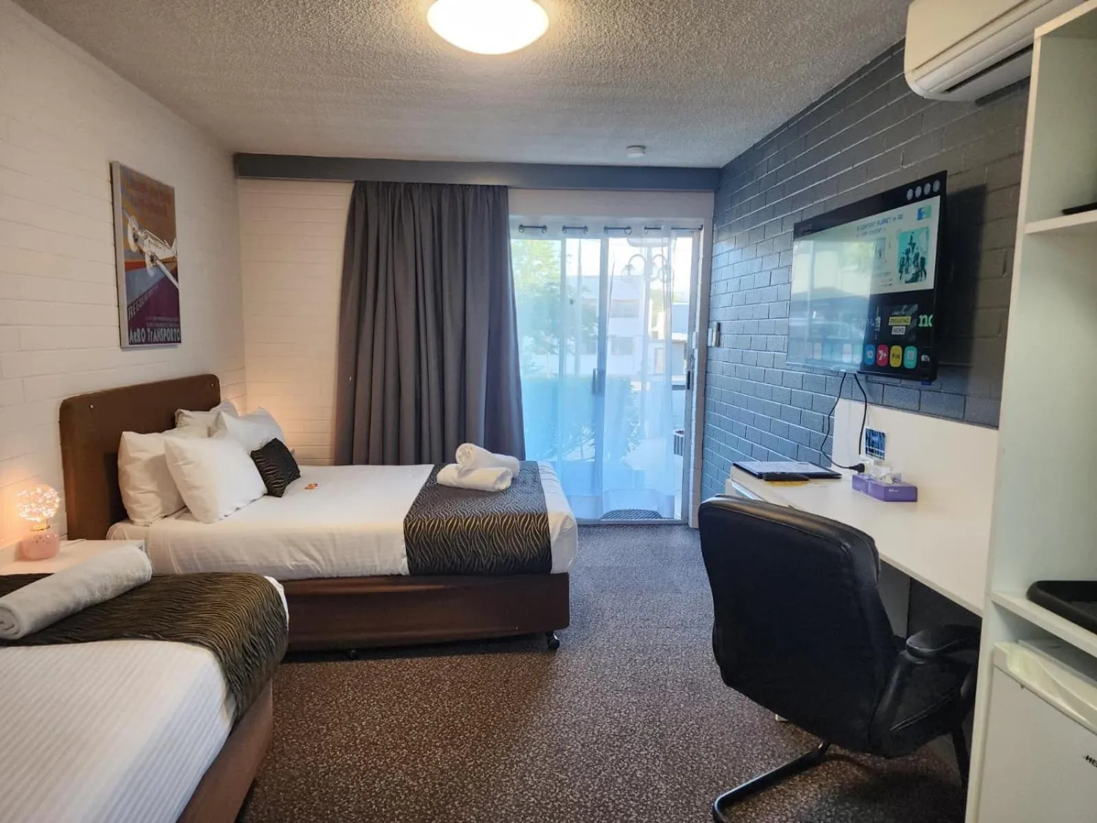 Bed in Crest Motor Inn