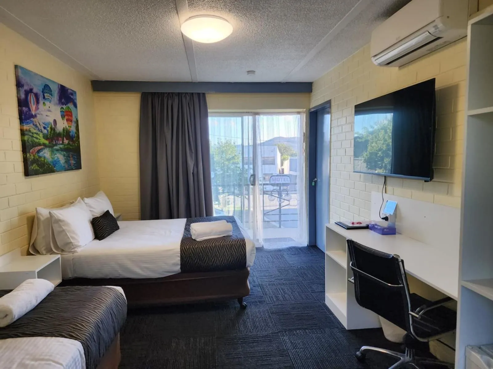 Bed in Crest Motor Inn