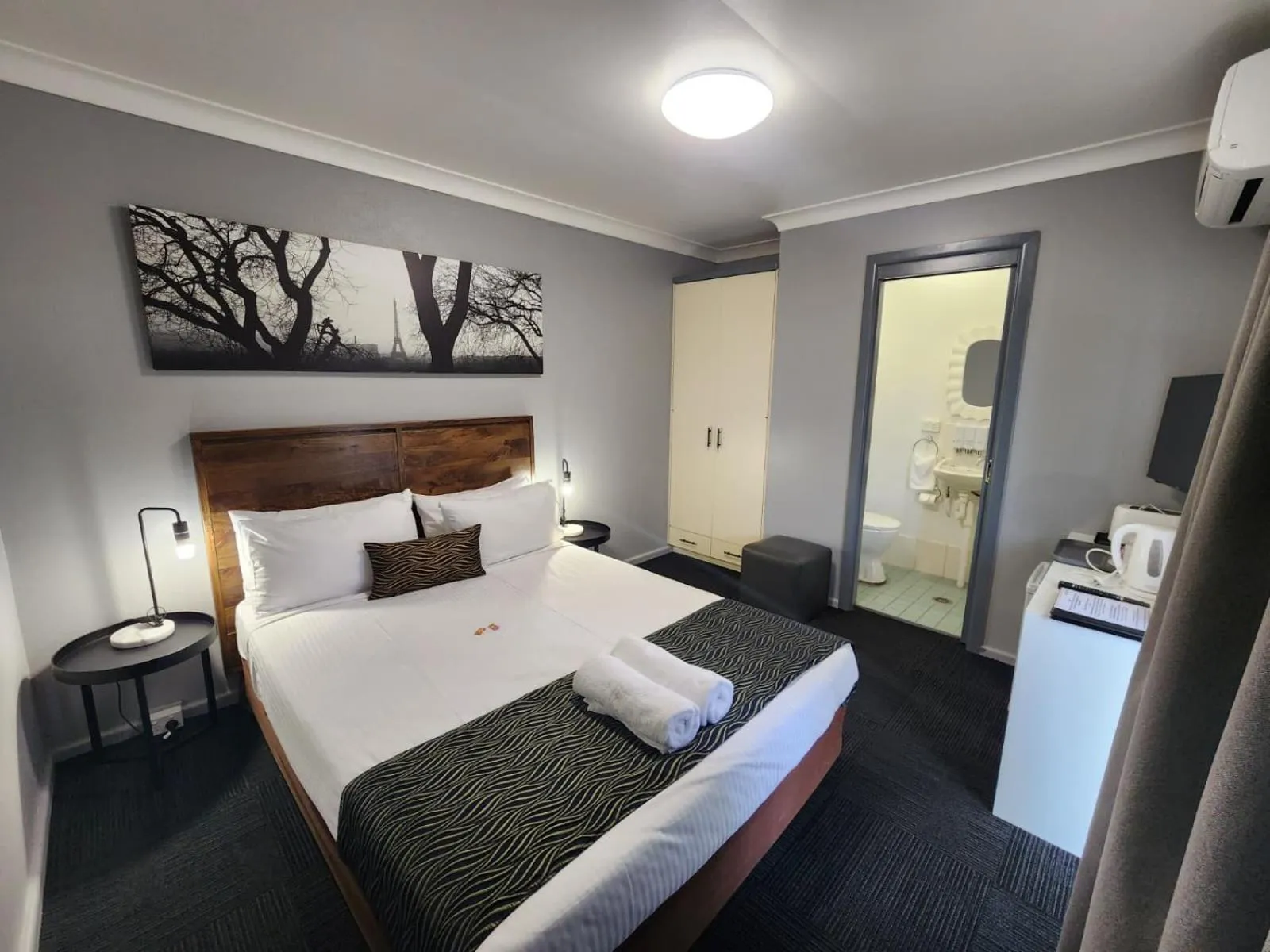 Bed in Crest Motor Inn