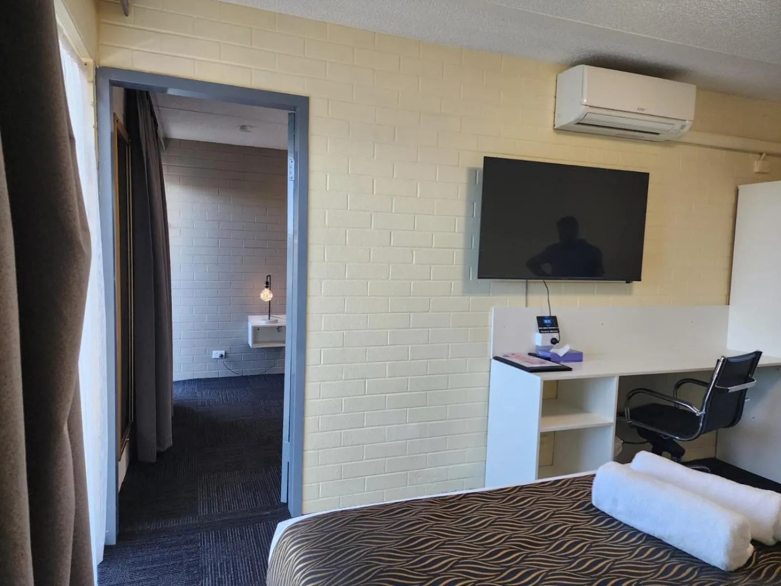 Bed in Crest Motor Inn