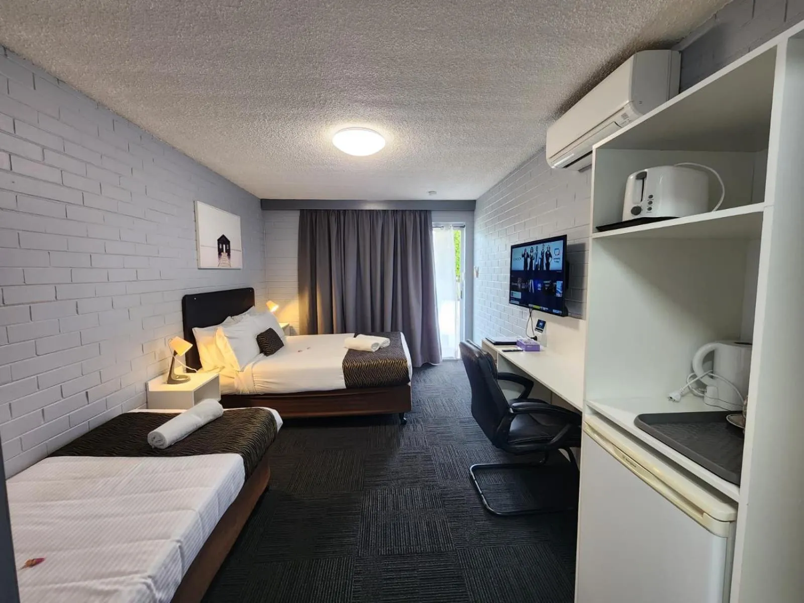 Bed in Crest Motor Inn