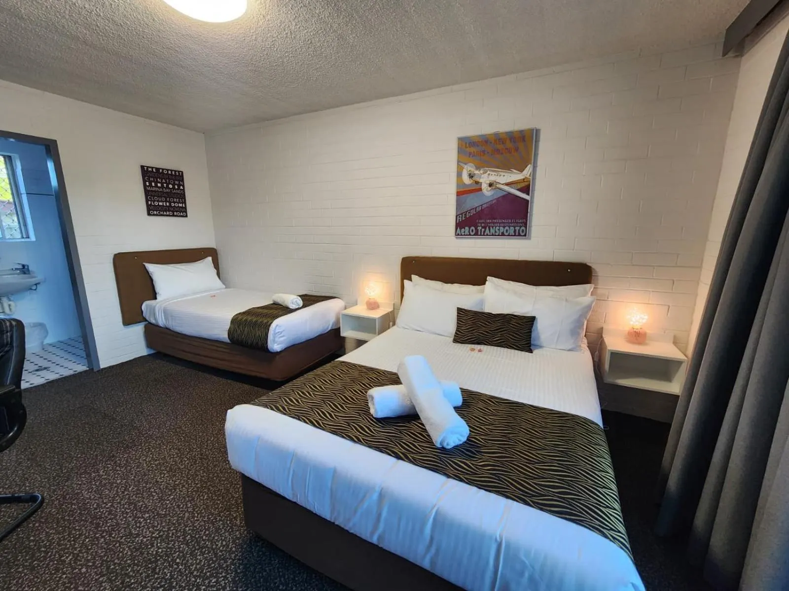 Bed in Crest Motor Inn