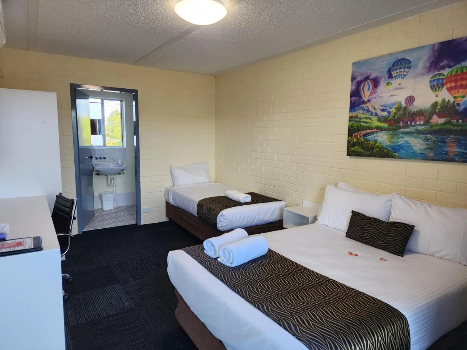 Bed in Crest Motor Inn