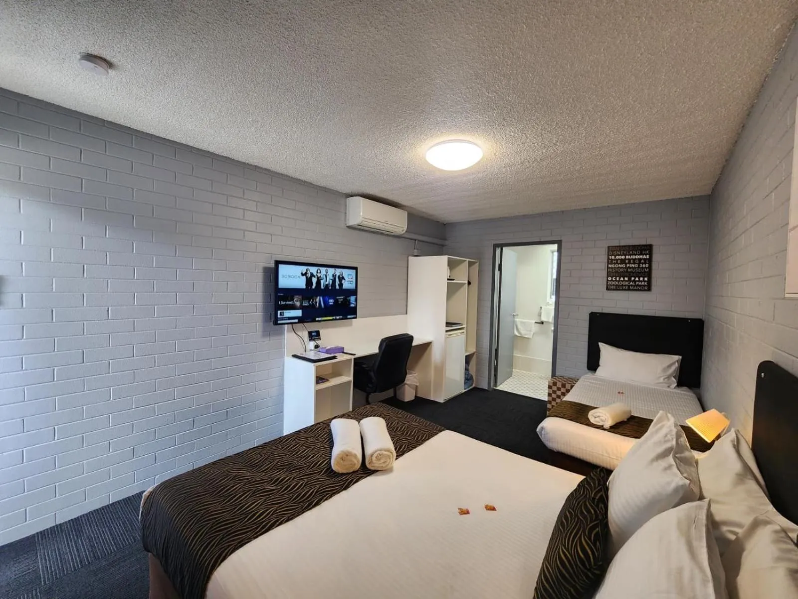 Bed in Crest Motor Inn