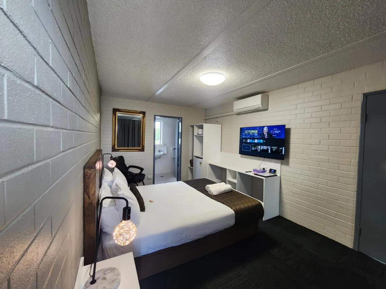 Bed in Crest Motor Inn