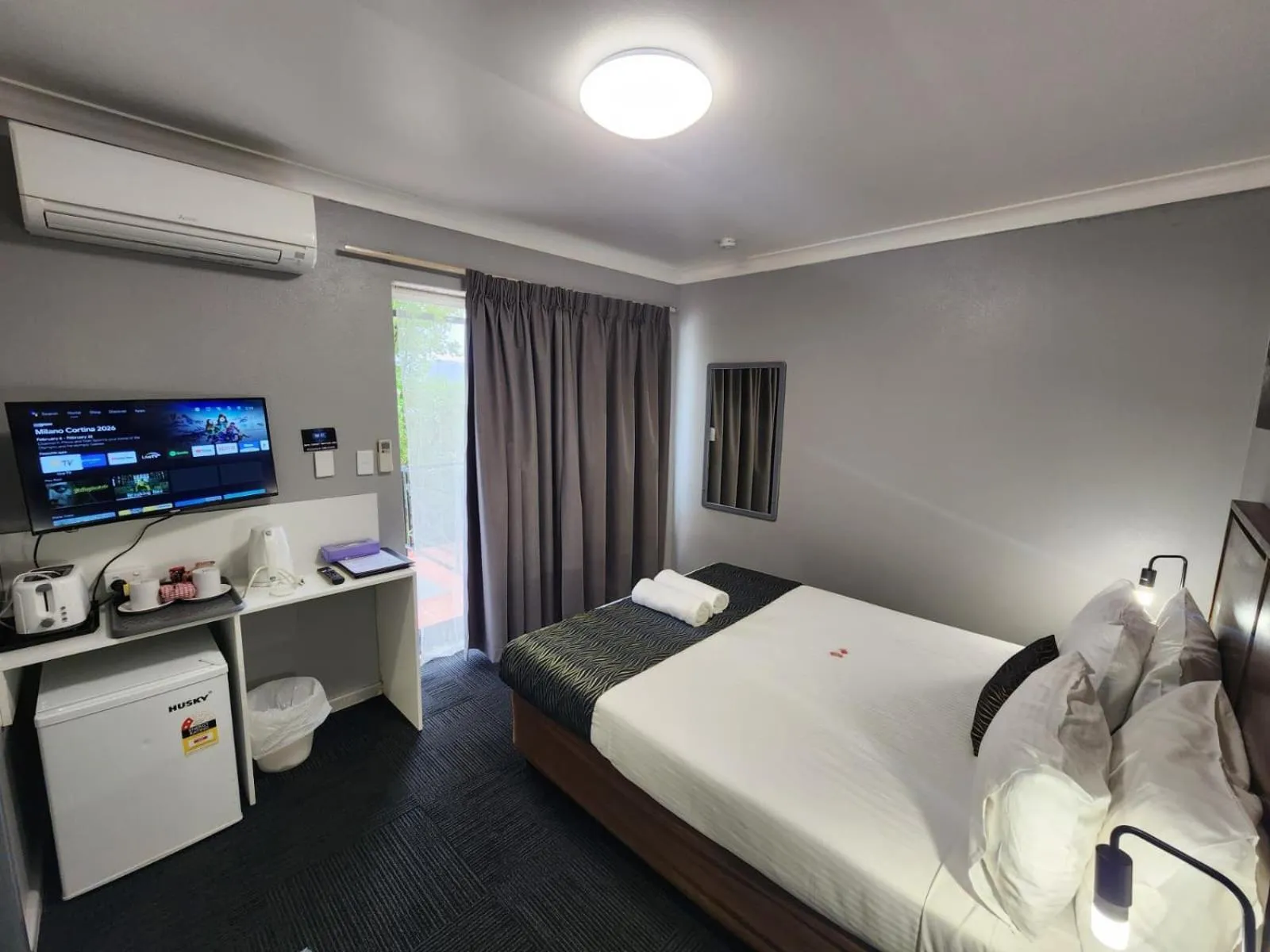 Bed in Crest Motor Inn