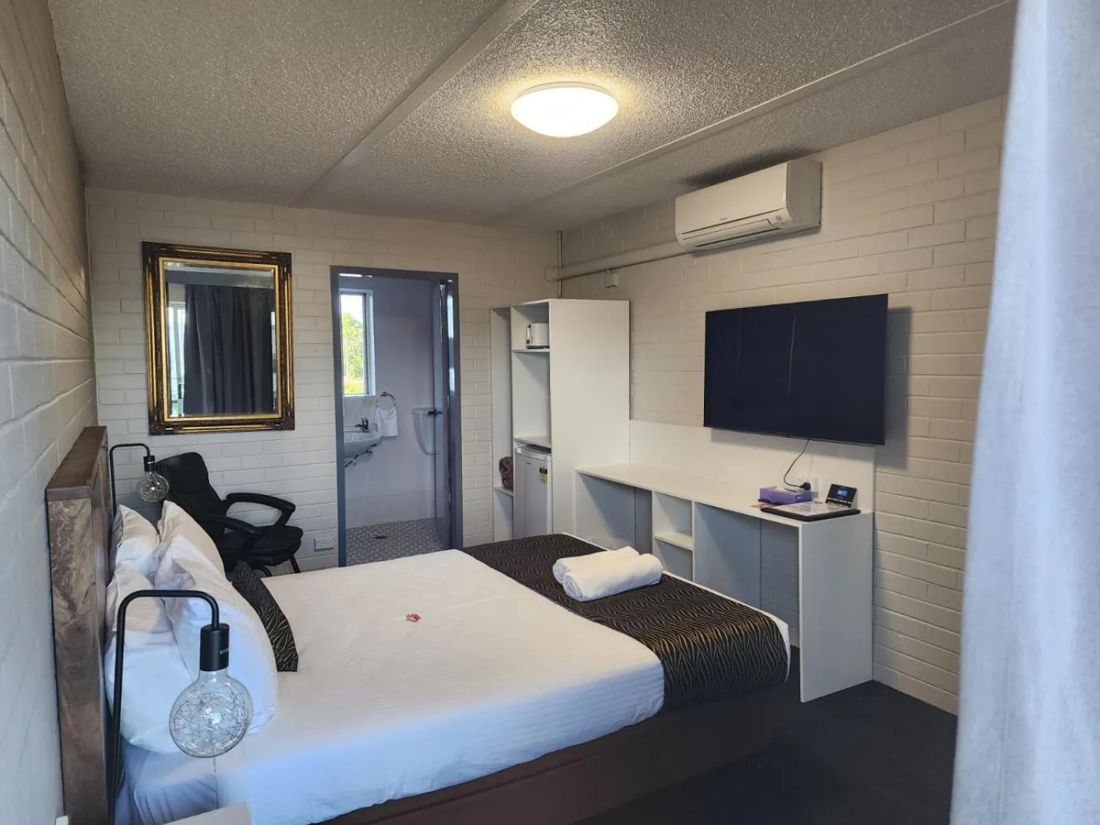 Bed in Crest Motor Inn