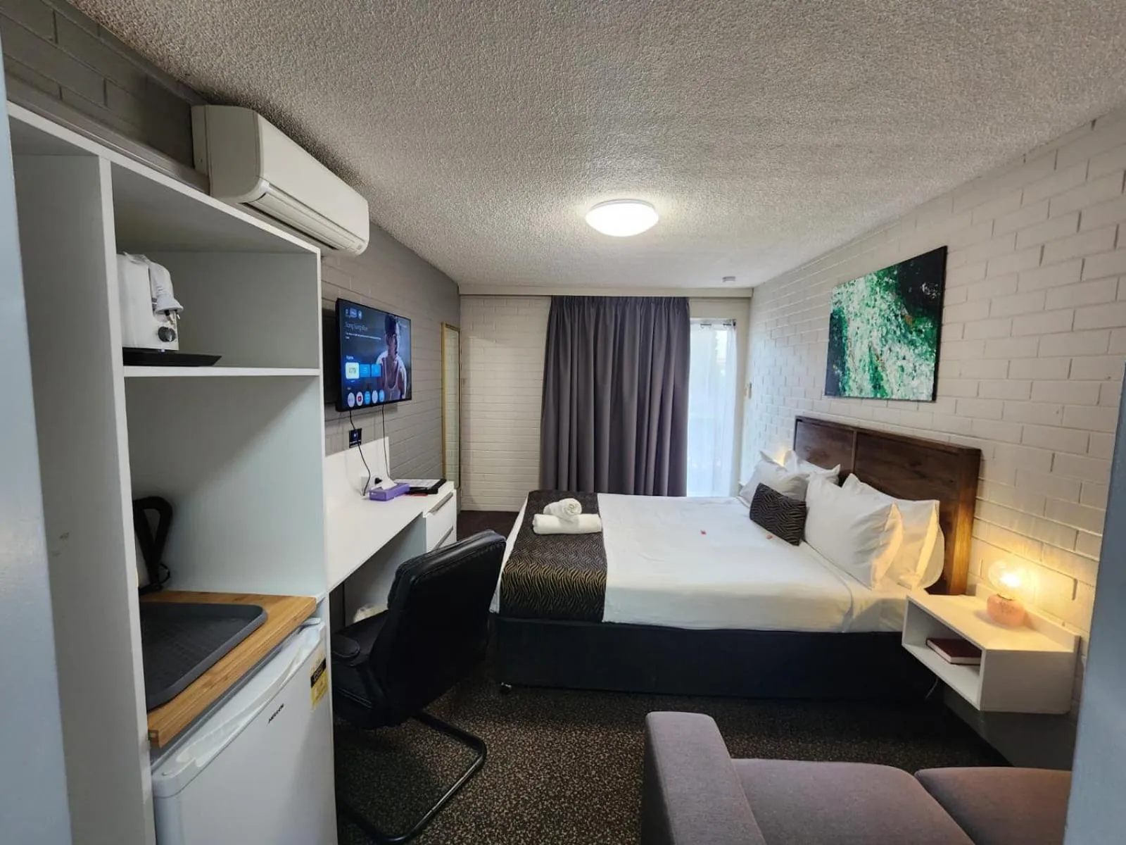 Bed in Crest Motor Inn