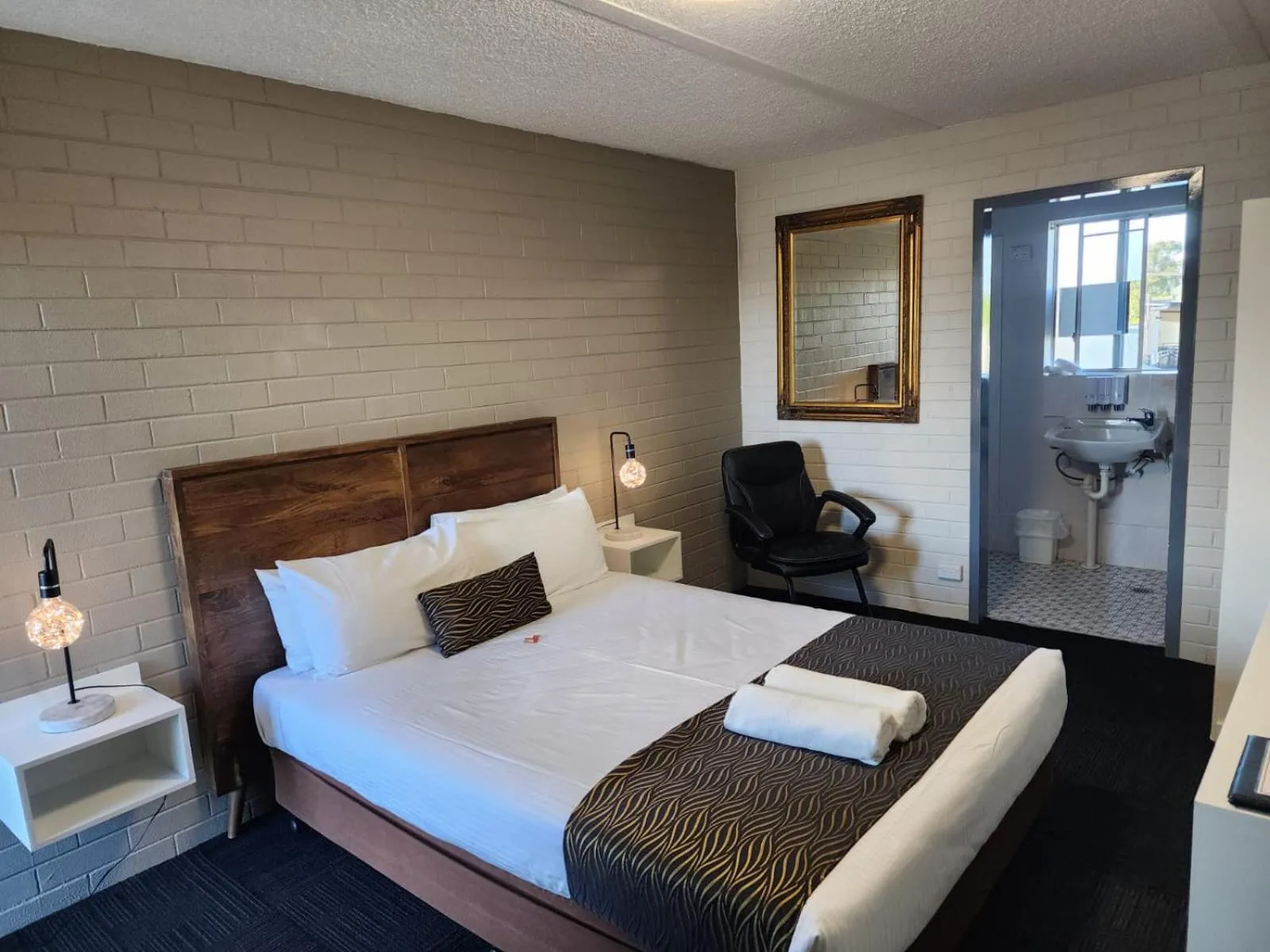 Bed in Crest Motor Inn