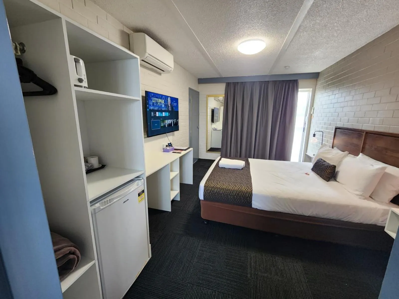 Bed in Crest Motor Inn