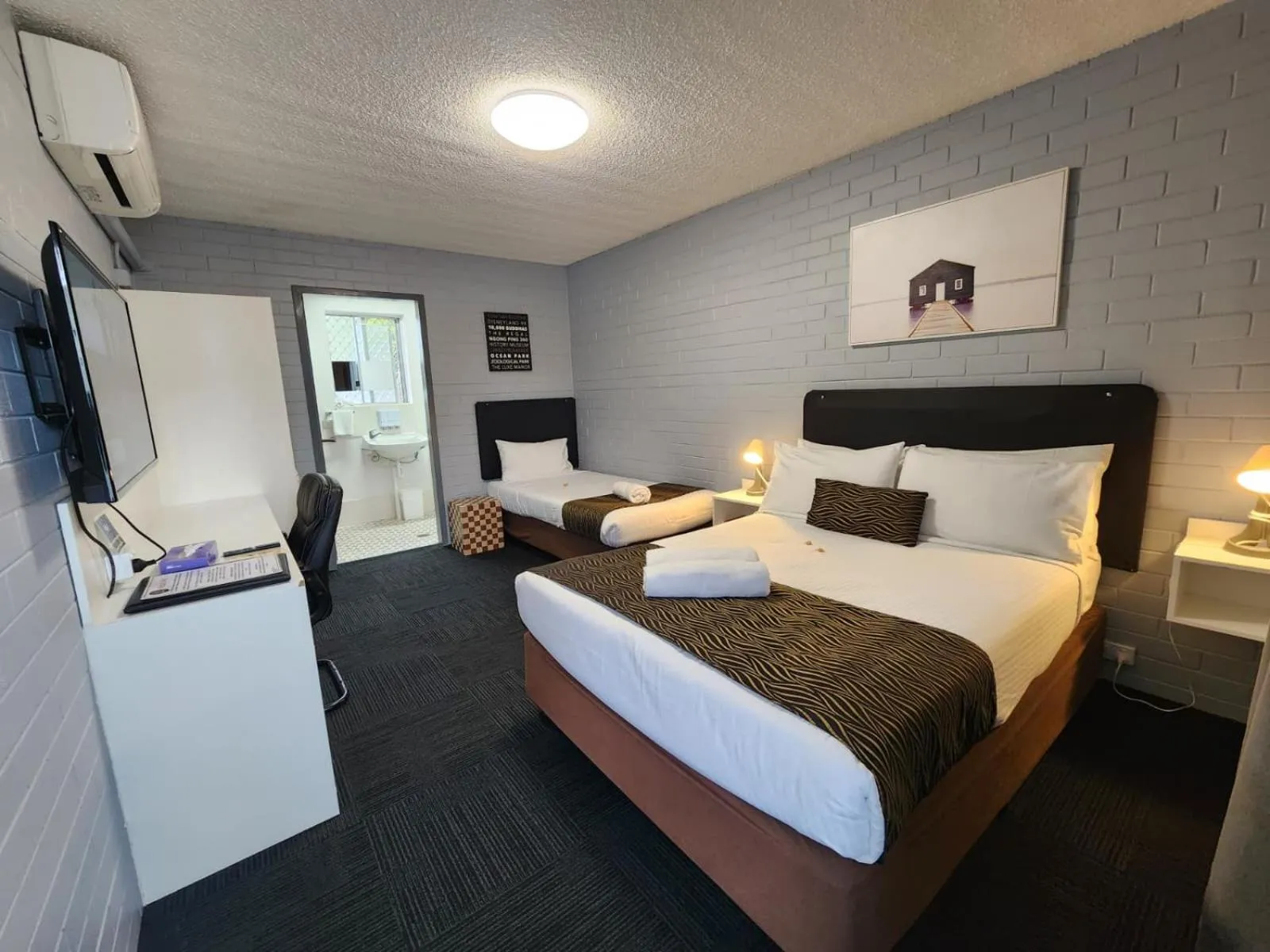 Bed in Crest Motor Inn