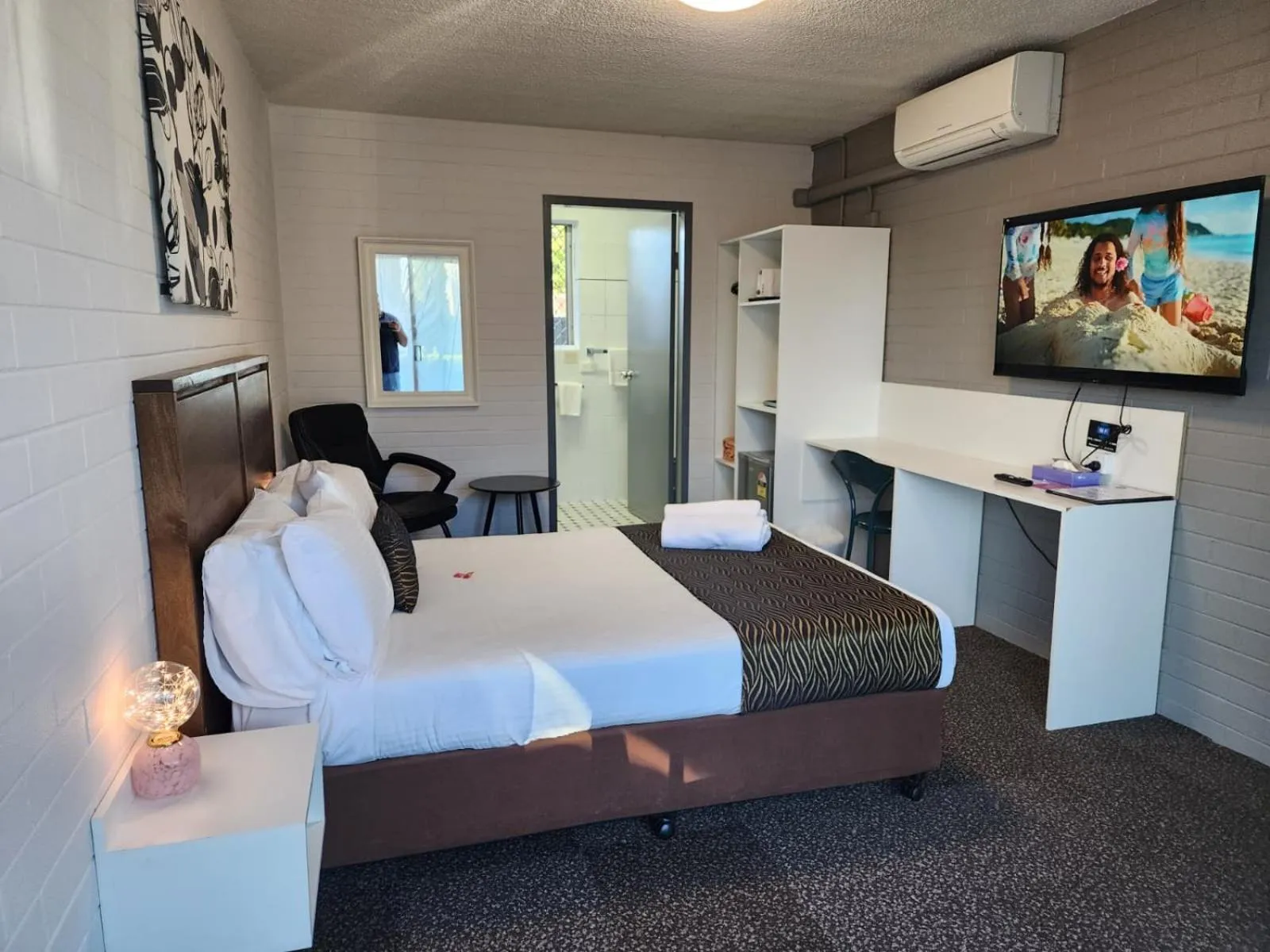 Bed in Crest Motor Inn