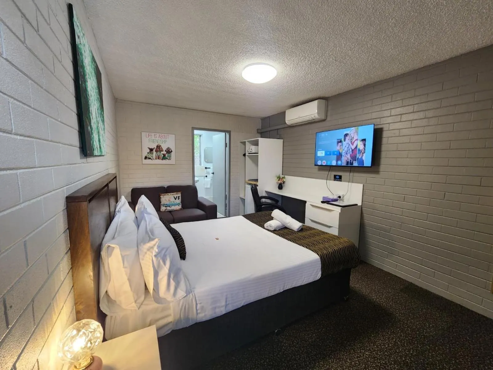 Bed in Crest Motor Inn