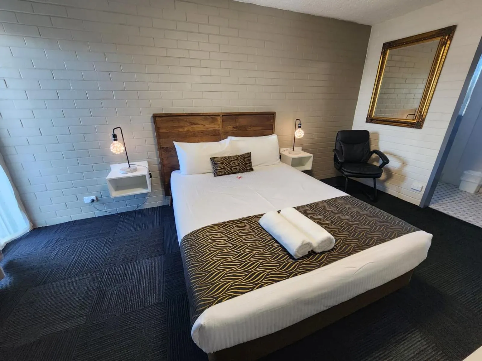 Bed in Crest Motor Inn