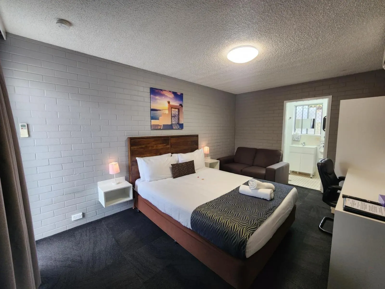 Bed in Crest Motor Inn