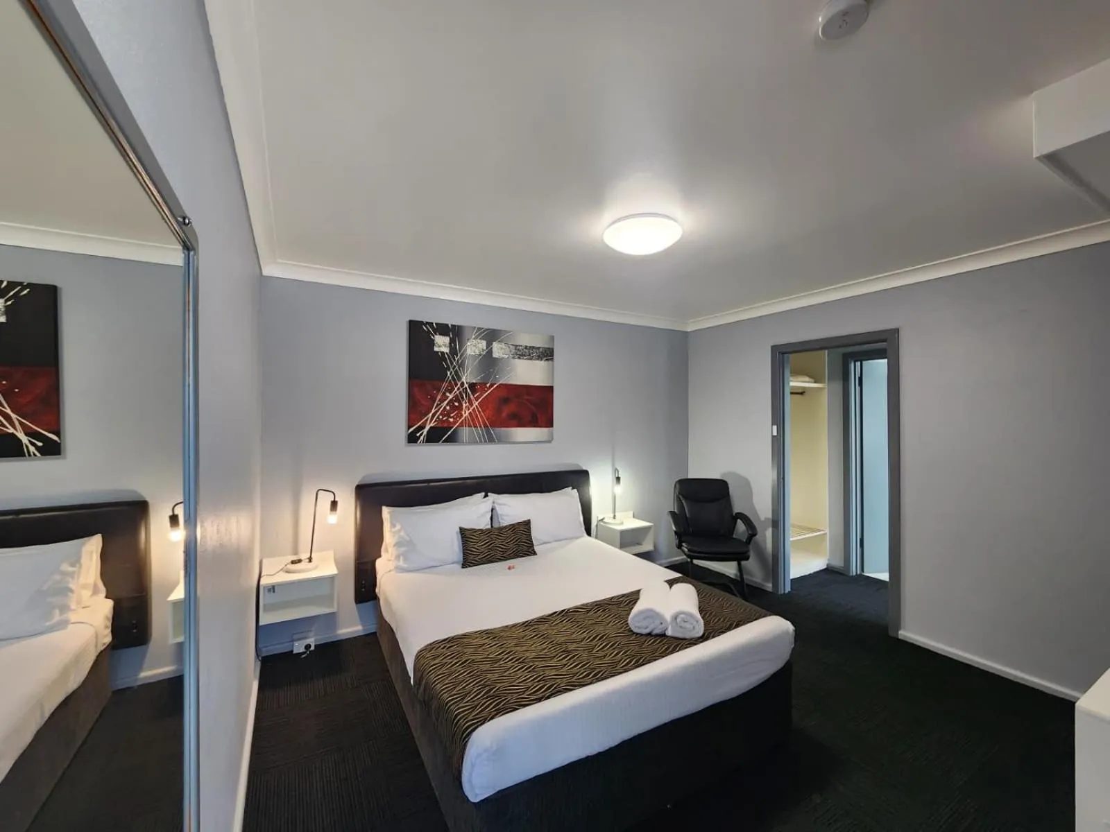 Bed in Crest Motor Inn