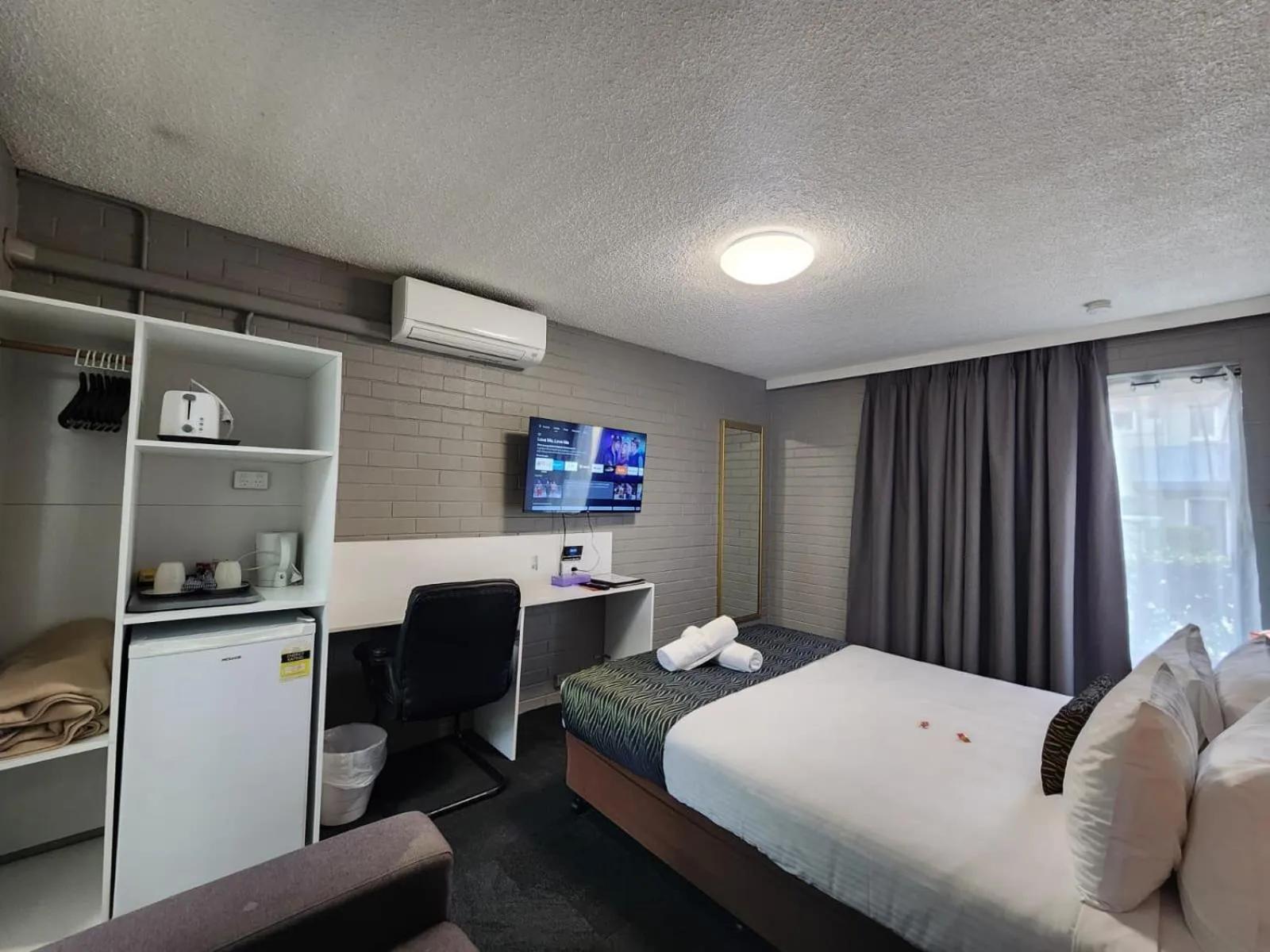 Bed in Crest Motor Inn