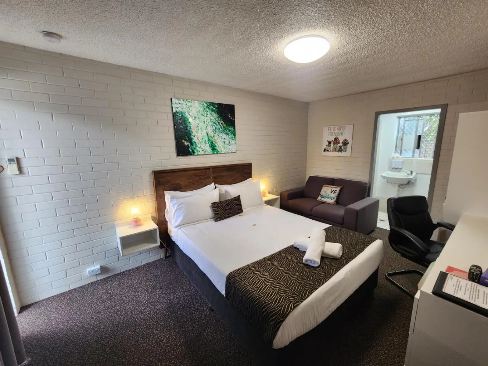 Bed in Crest Motor Inn