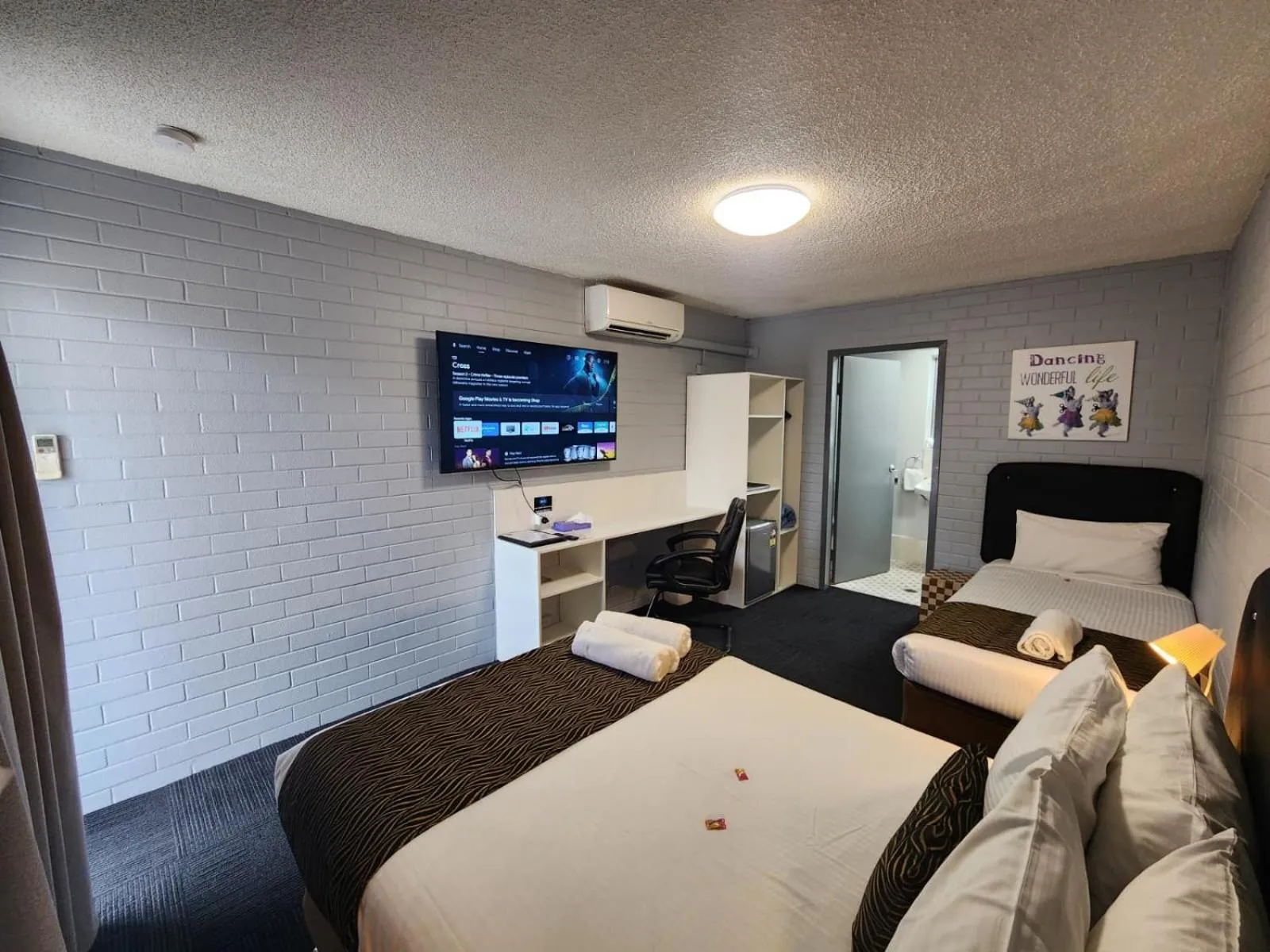 Bed in Crest Motor Inn