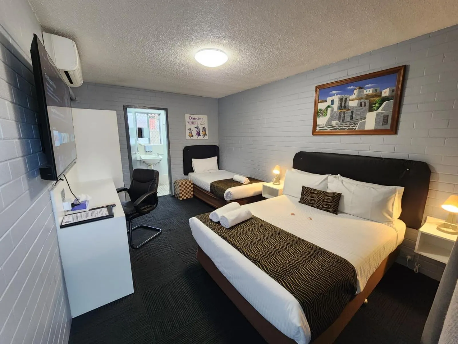 Bed in Crest Motor Inn