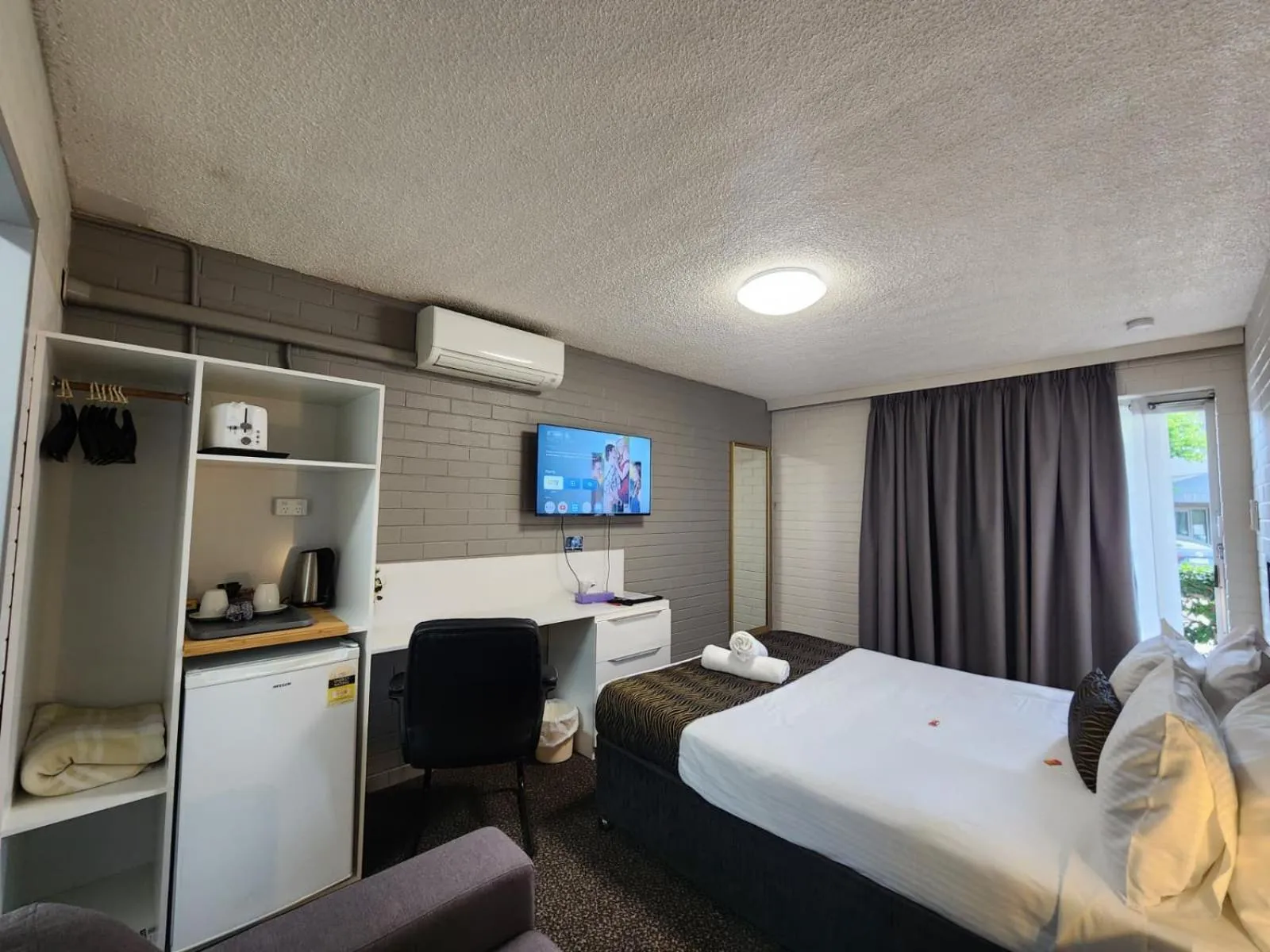 Bed in Crest Motor Inn