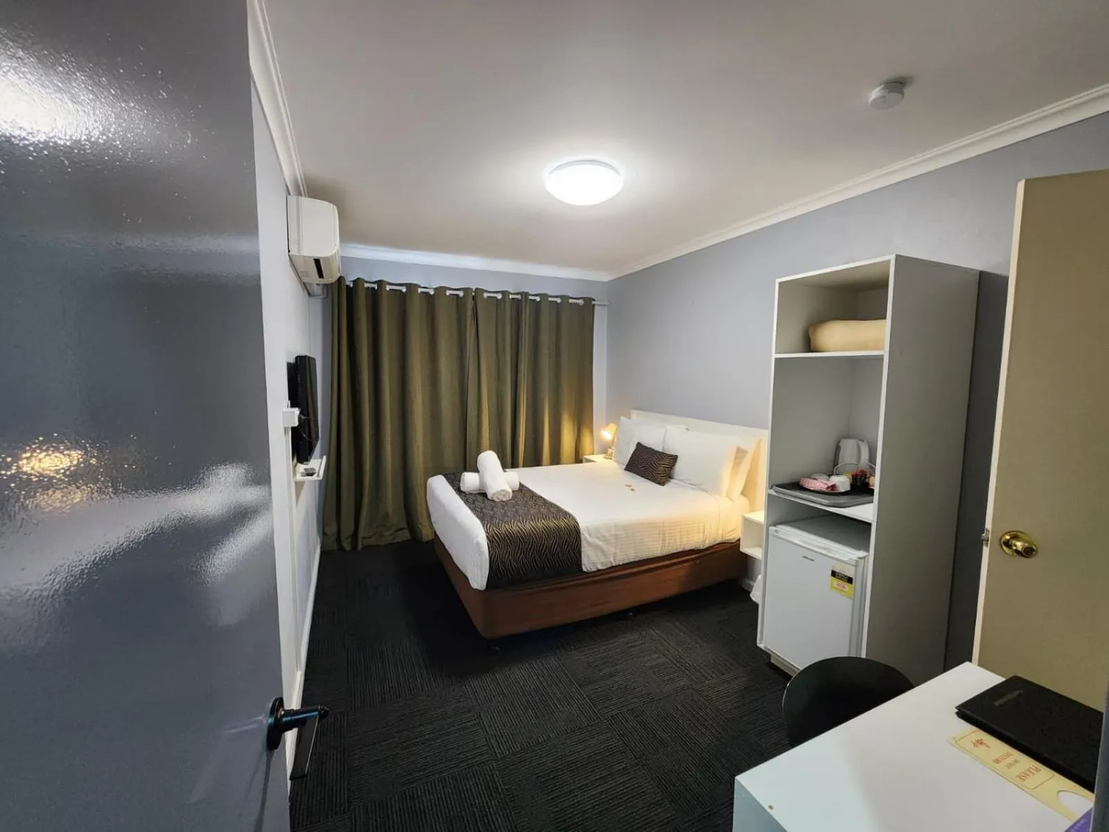 Bed in Crest Motor Inn