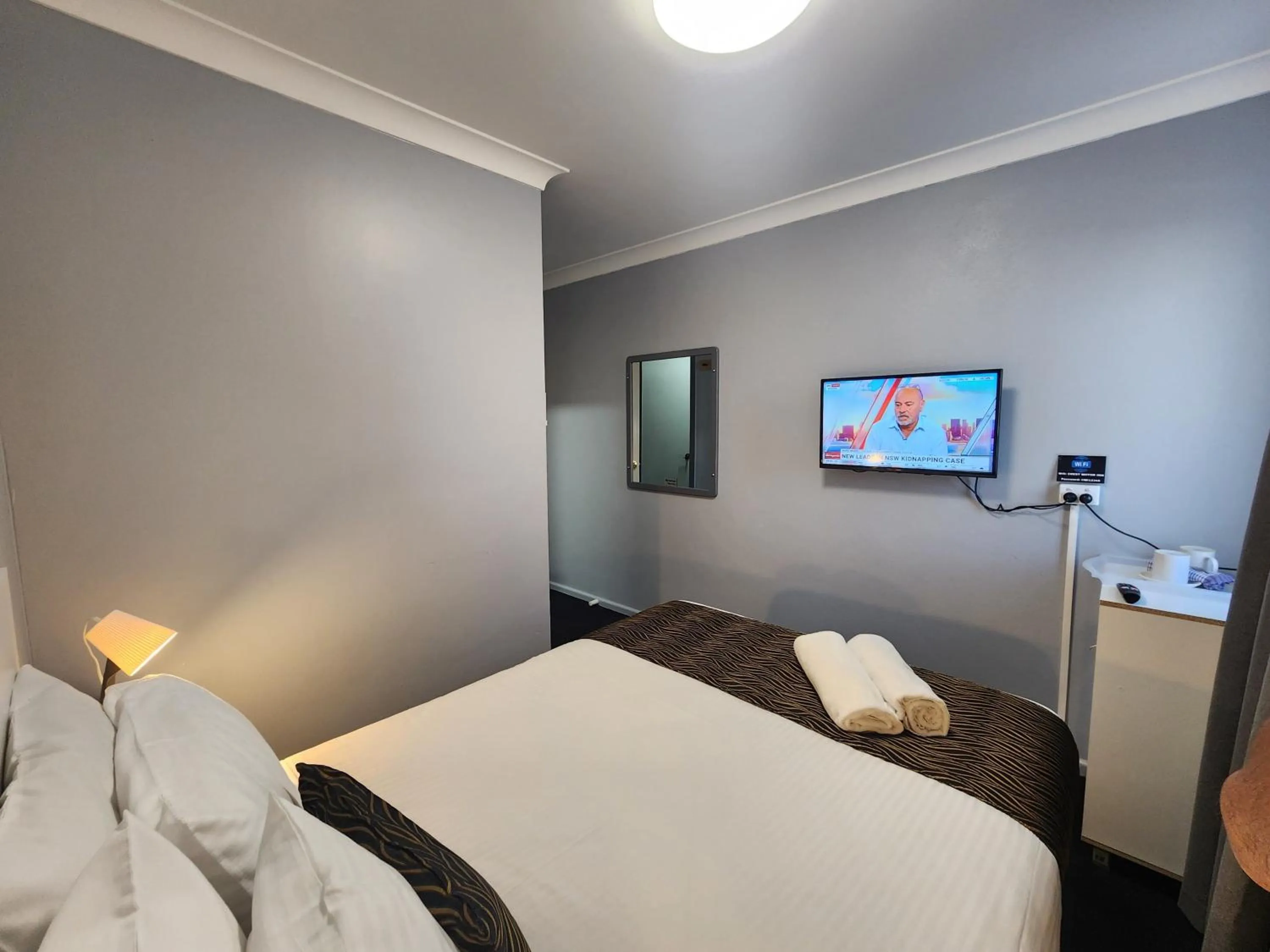 Bed in Crest Motor Inn