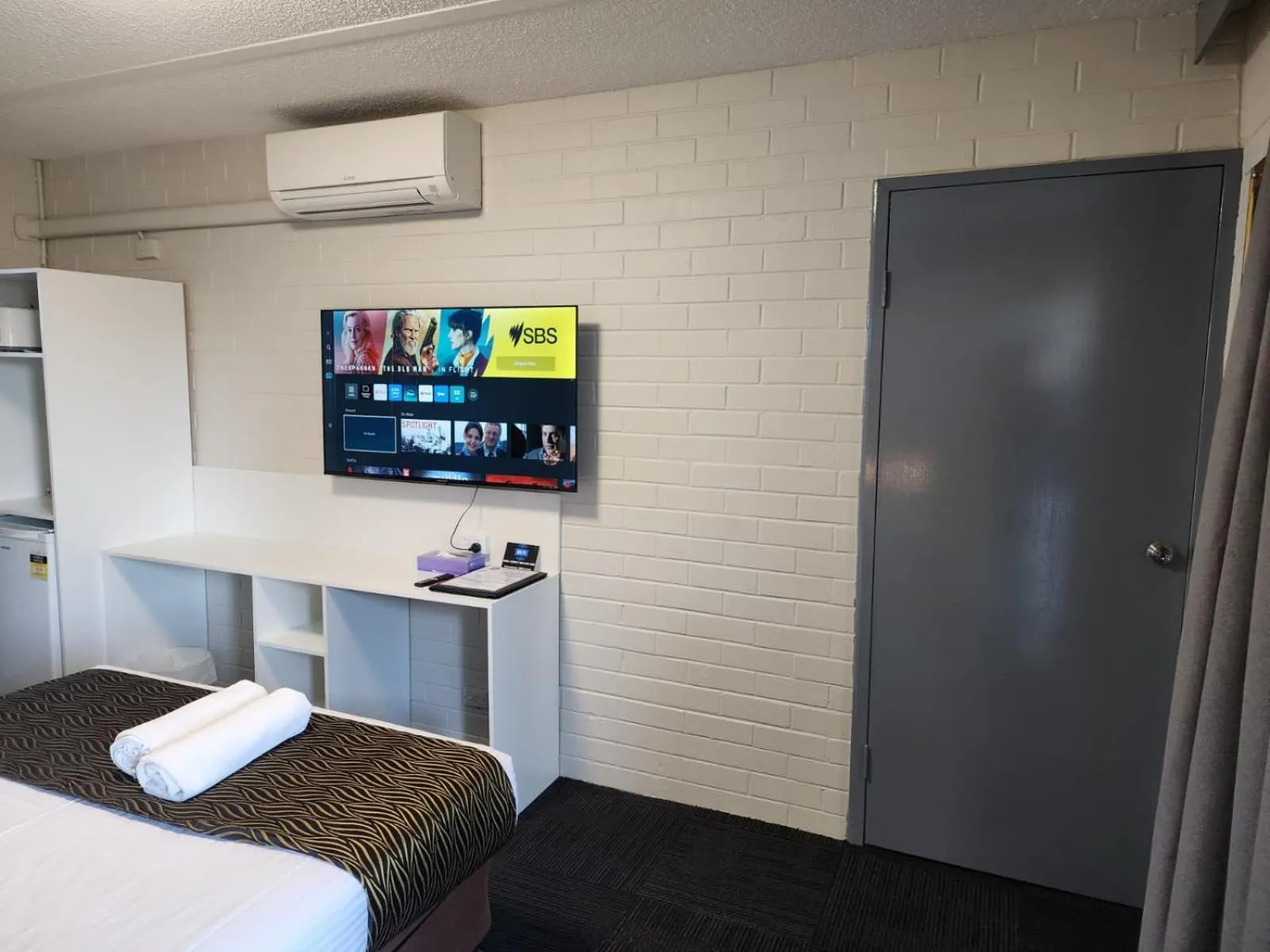 Bed in Crest Motor Inn