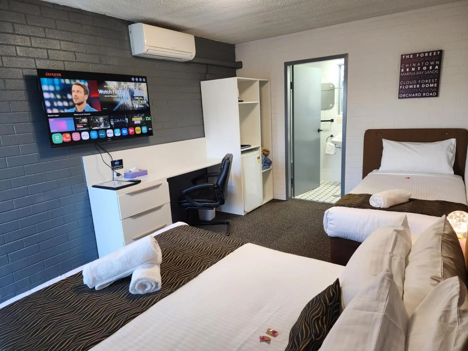 Bed in Crest Motor Inn