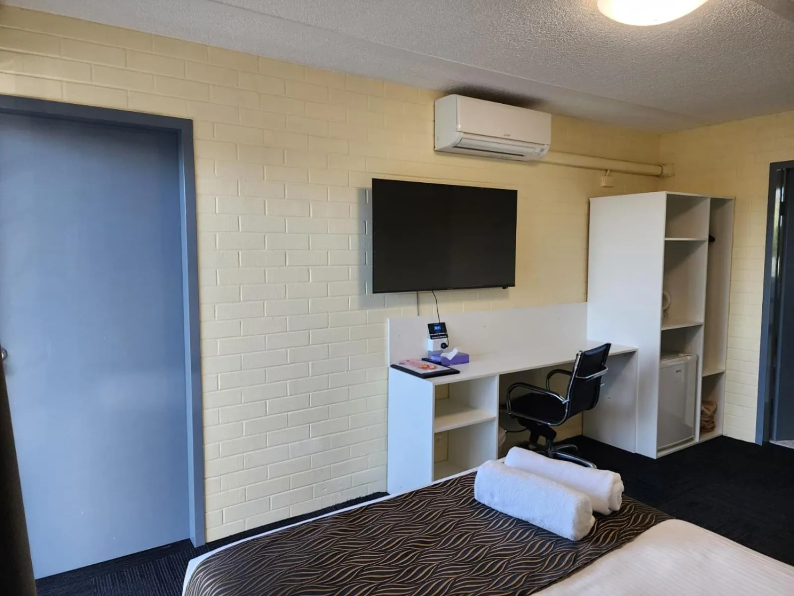 Bed in Crest Motor Inn