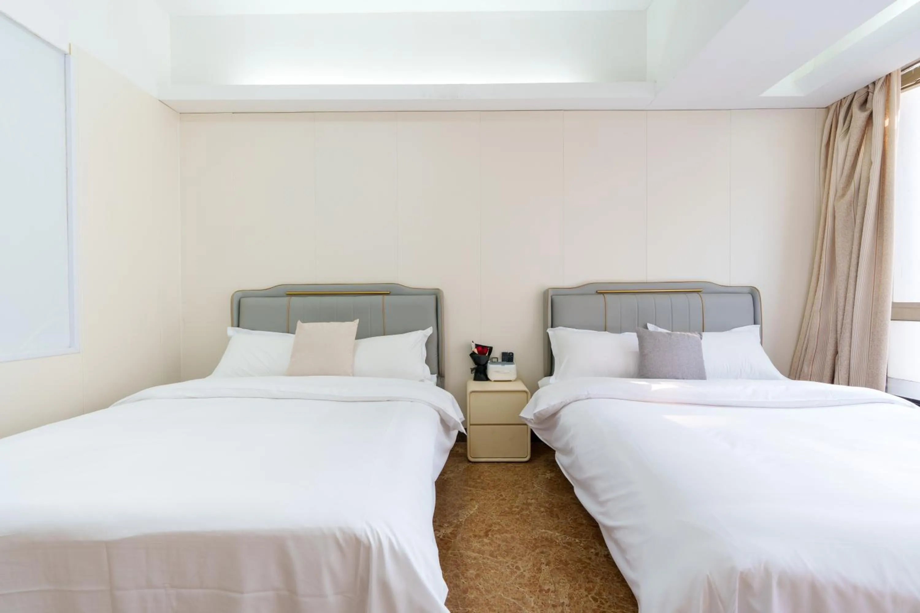 Bed in Sunny International Apartment From Beijing Road