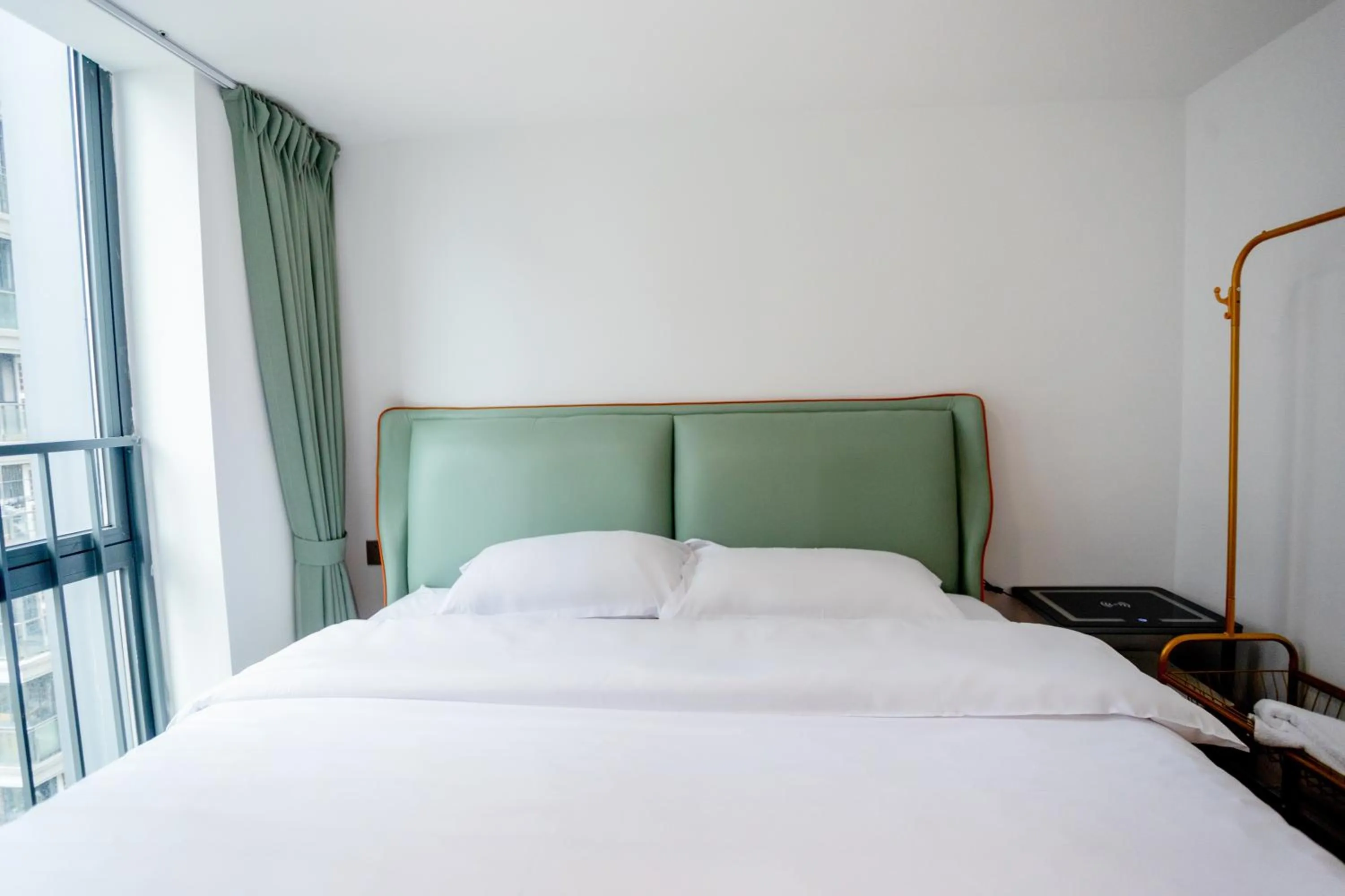 Bed in Sunny International Apartment From Beijing Road