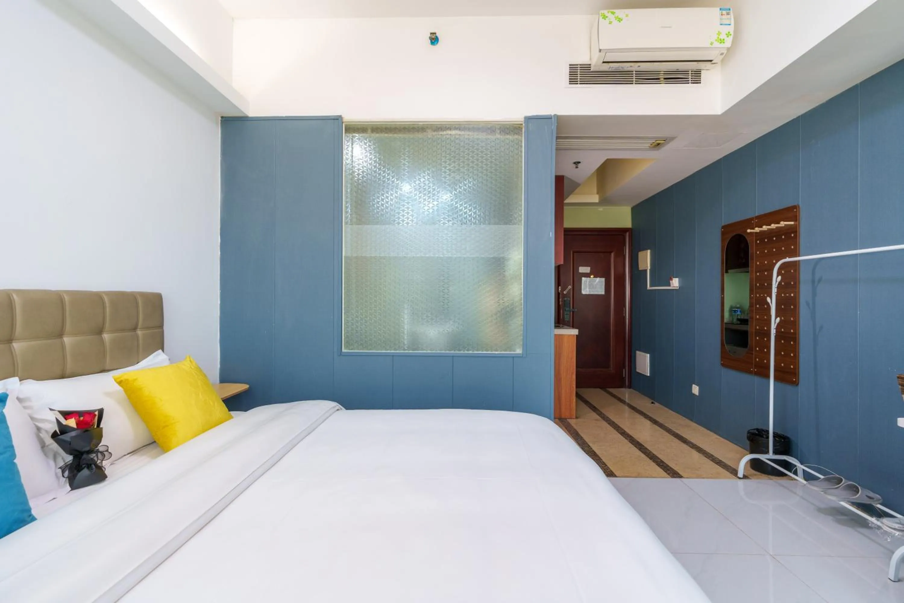 Photo of the whole room, Bed in Sunny International Apartment From Beijing Road