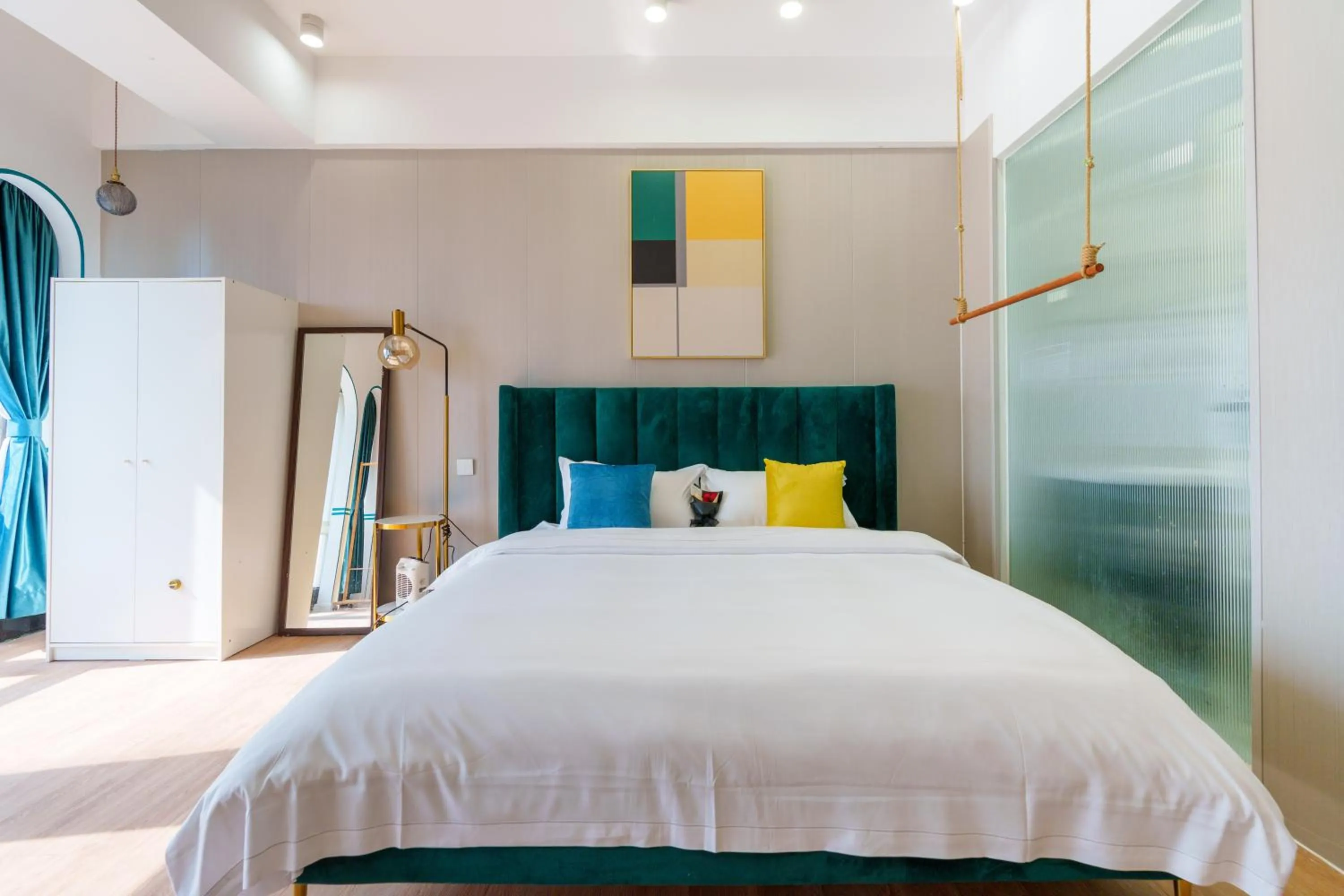 Bed in Sunny International Apartment From Beijing Road