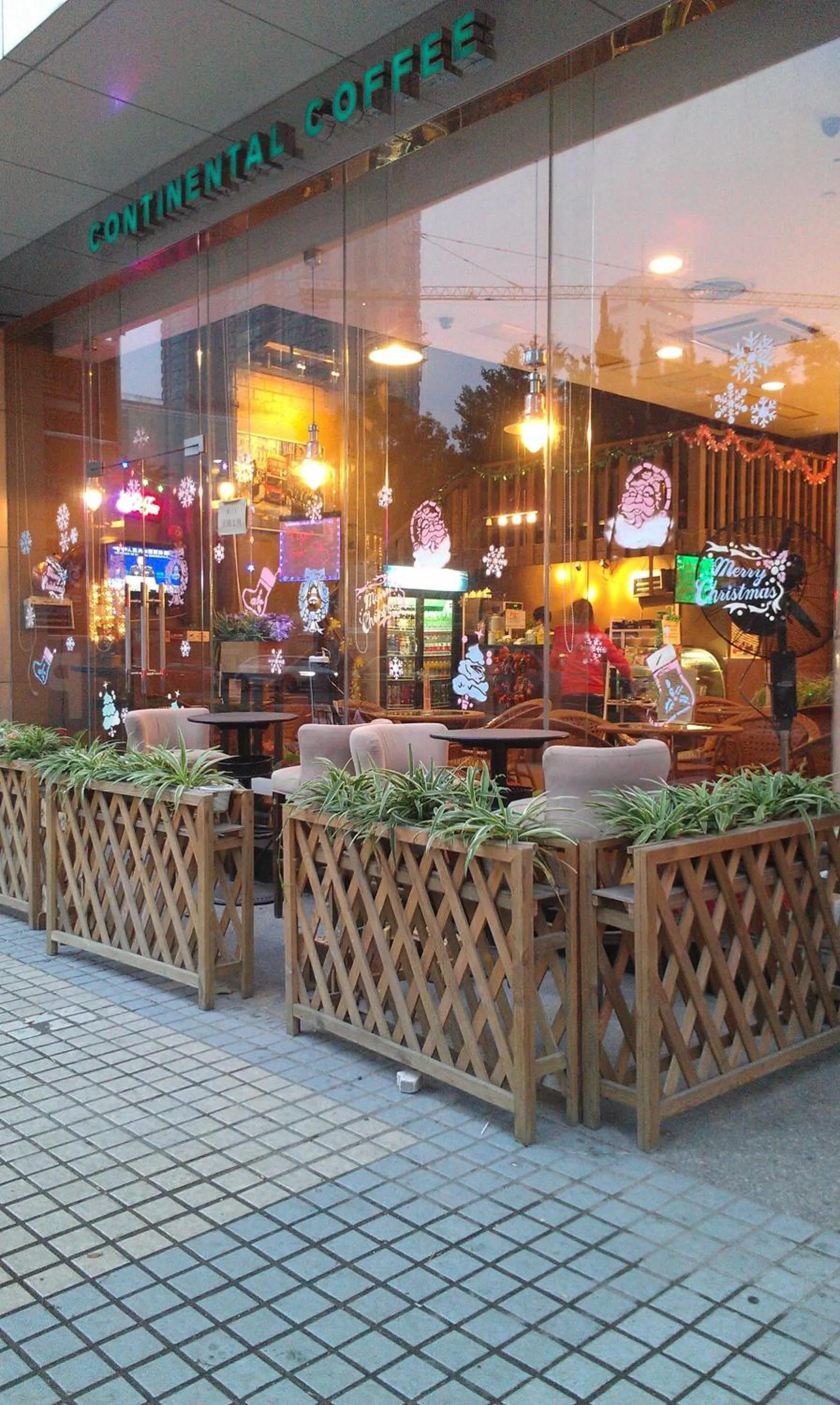 Restaurant/places to eat in Sunny International Apartment From Beijing Road