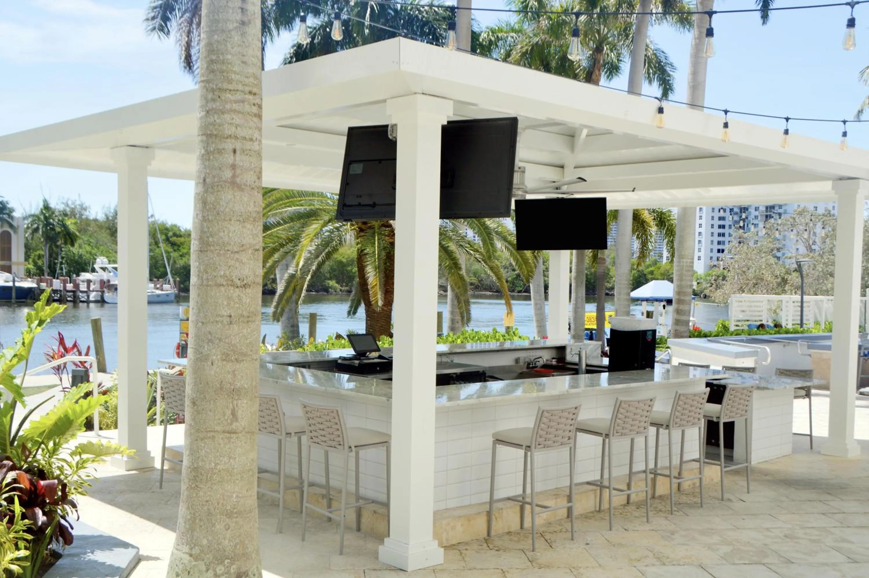 Lounge or bar in GALLERY One - A DoubleTree Suites by Hilton Hotel