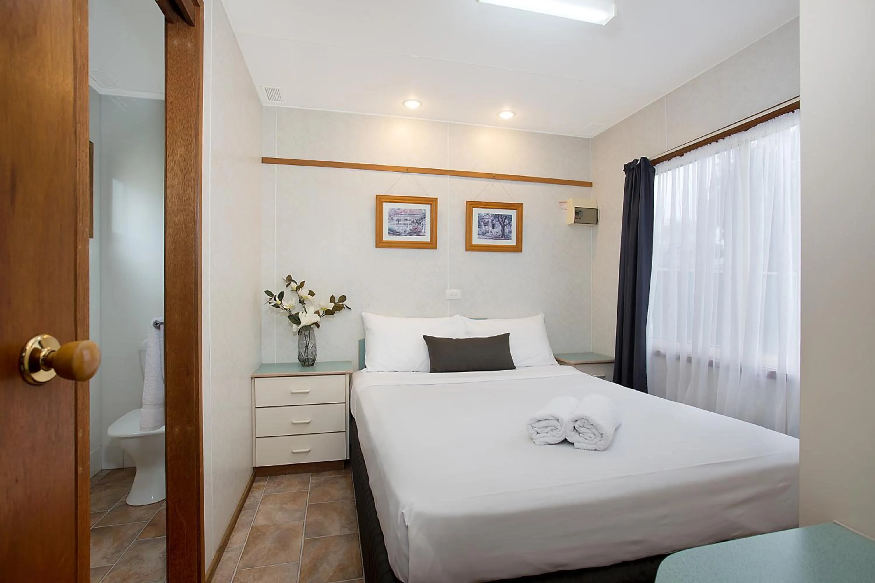 Bedroom, Bed in Lake Hamilton Motor Village and Caravan Park