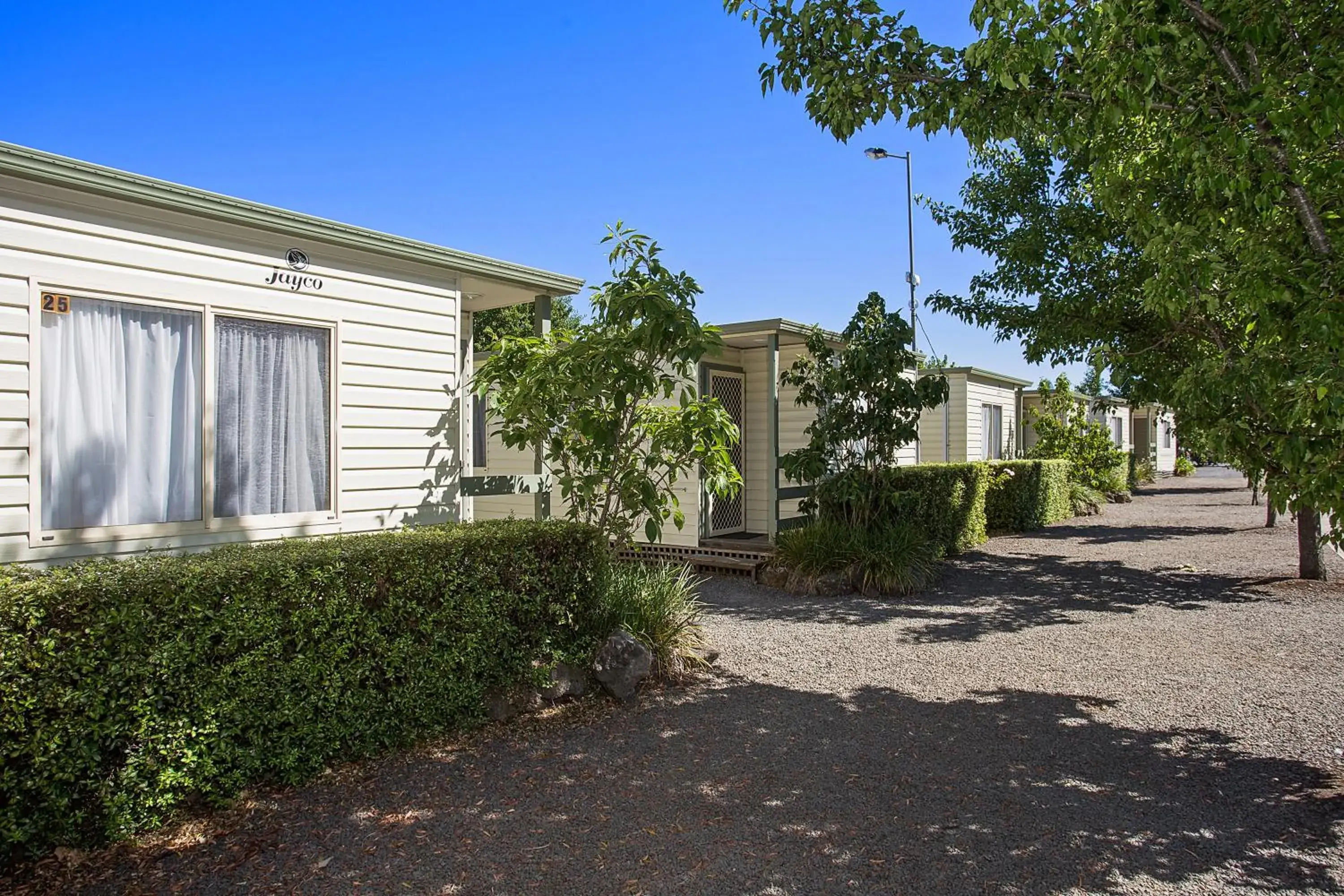 Deluxe Two-Bedroom 2 Couples Cabin in Lake Hamilton Motor Village and Caravan Park Deluxe Two-Bedroom 2 Couples Cabin in Lake Hamilton Motor Village and Caravan Park