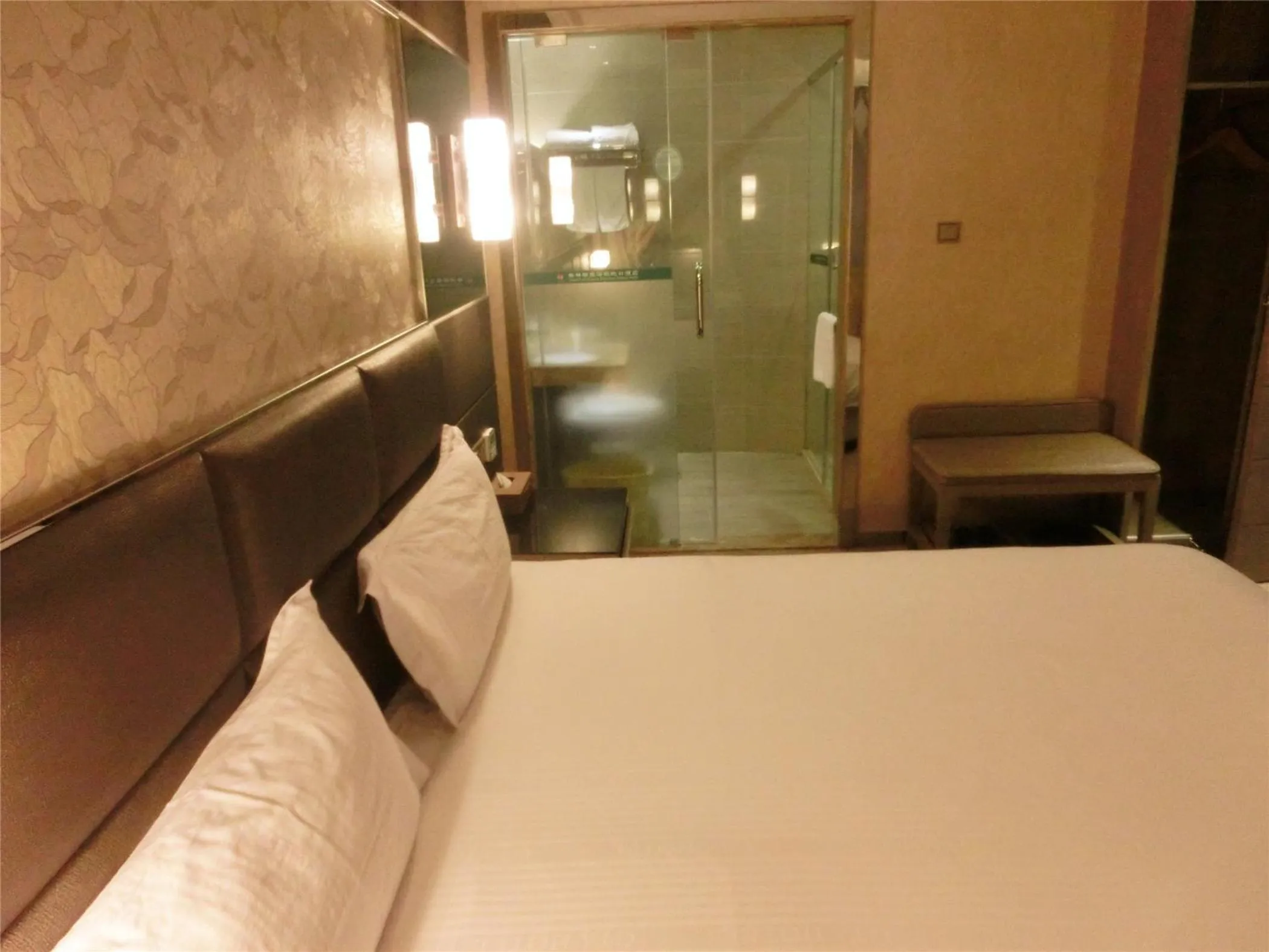 Bed, Bathroom in Greentree Alliance Shenzhen Shekou Sea World Hotel