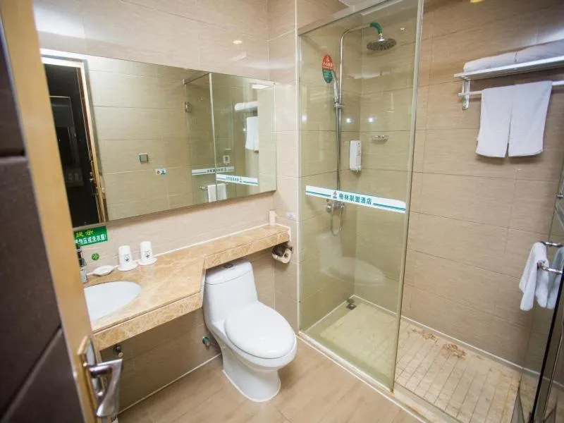 Bathroom in Greentree Alliance Shenzhen Shekou Sea World Hotel