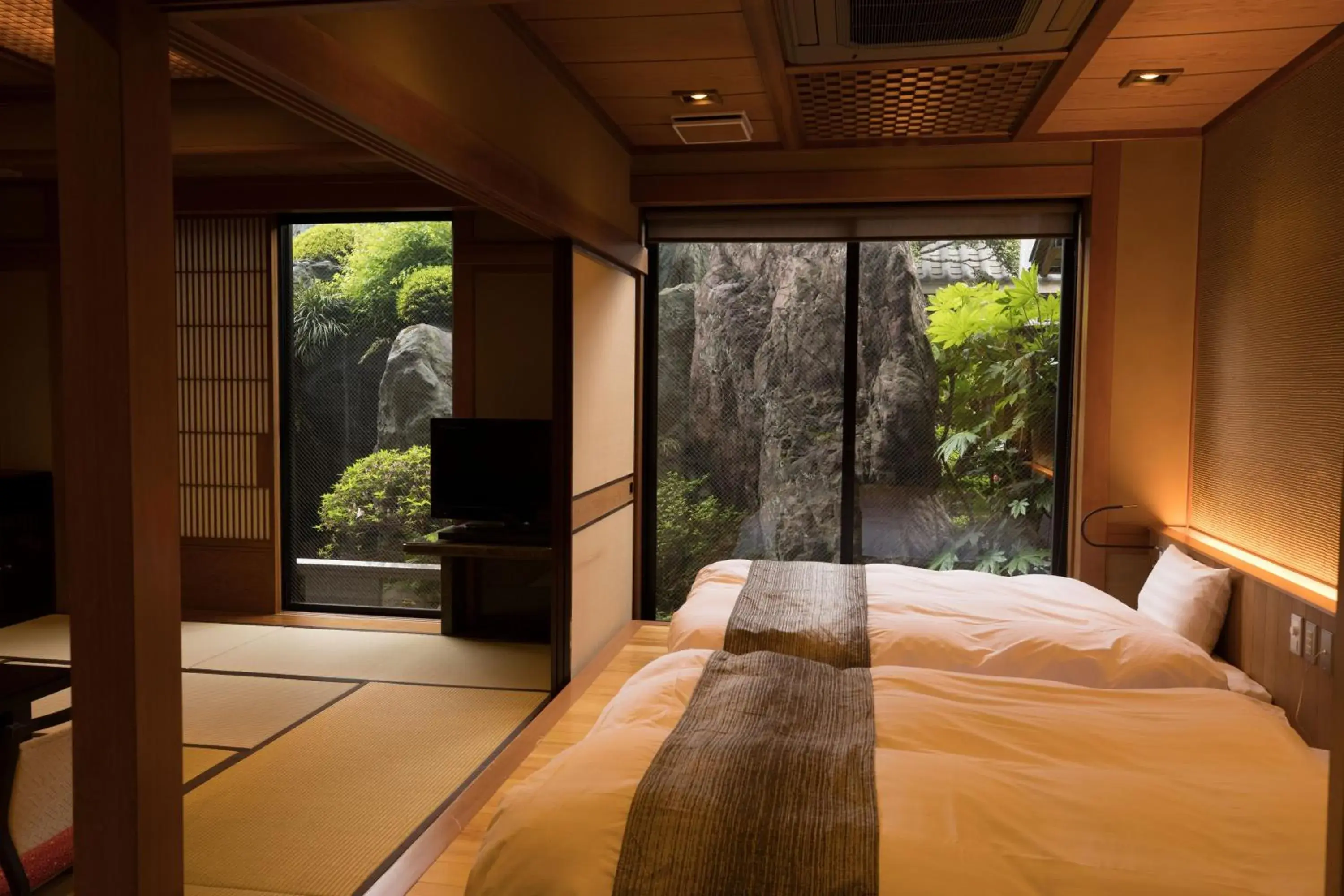 Bed in Beautiful Japanese Garden Kagetsu Bed in Beautiful Japanese Garden Kagetsu