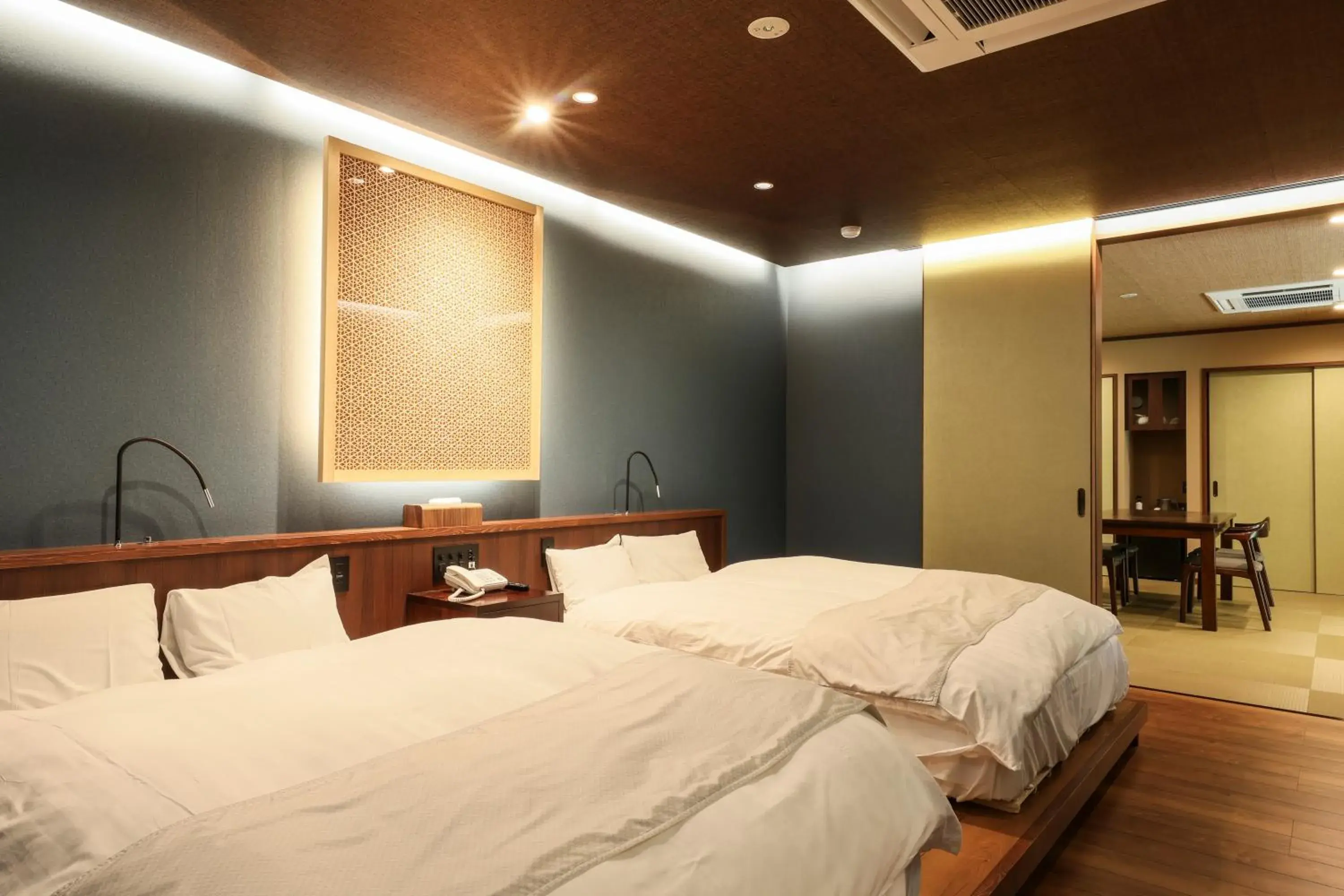 Bed in Beautiful Japanese Garden Kagetsu Bed in Beautiful Japanese Garden Kagetsu